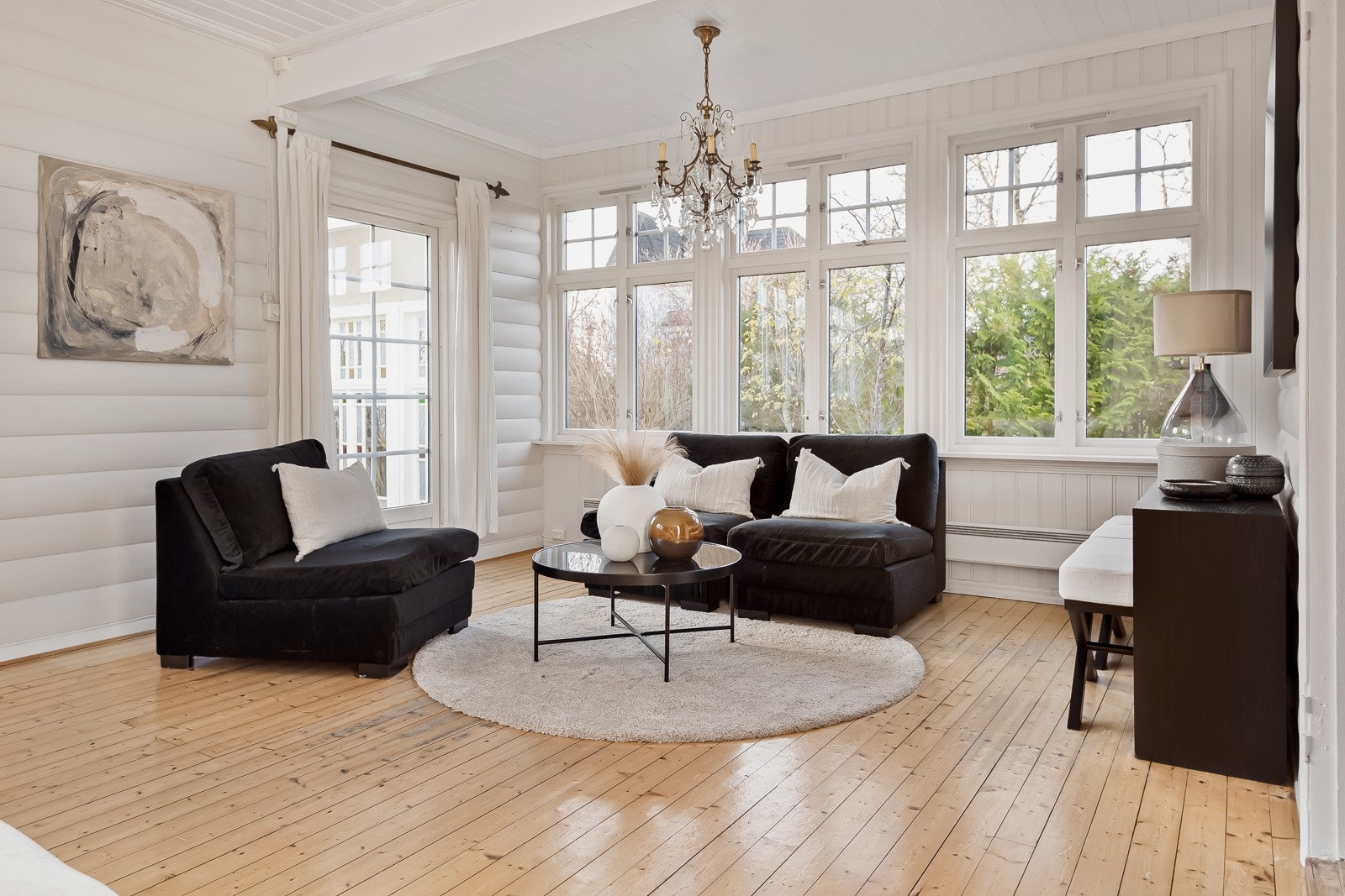 Svært godt med lysinnslipp samtidig som frodige hekker gir god skjerming mot naboeiendommer. Galleribilde