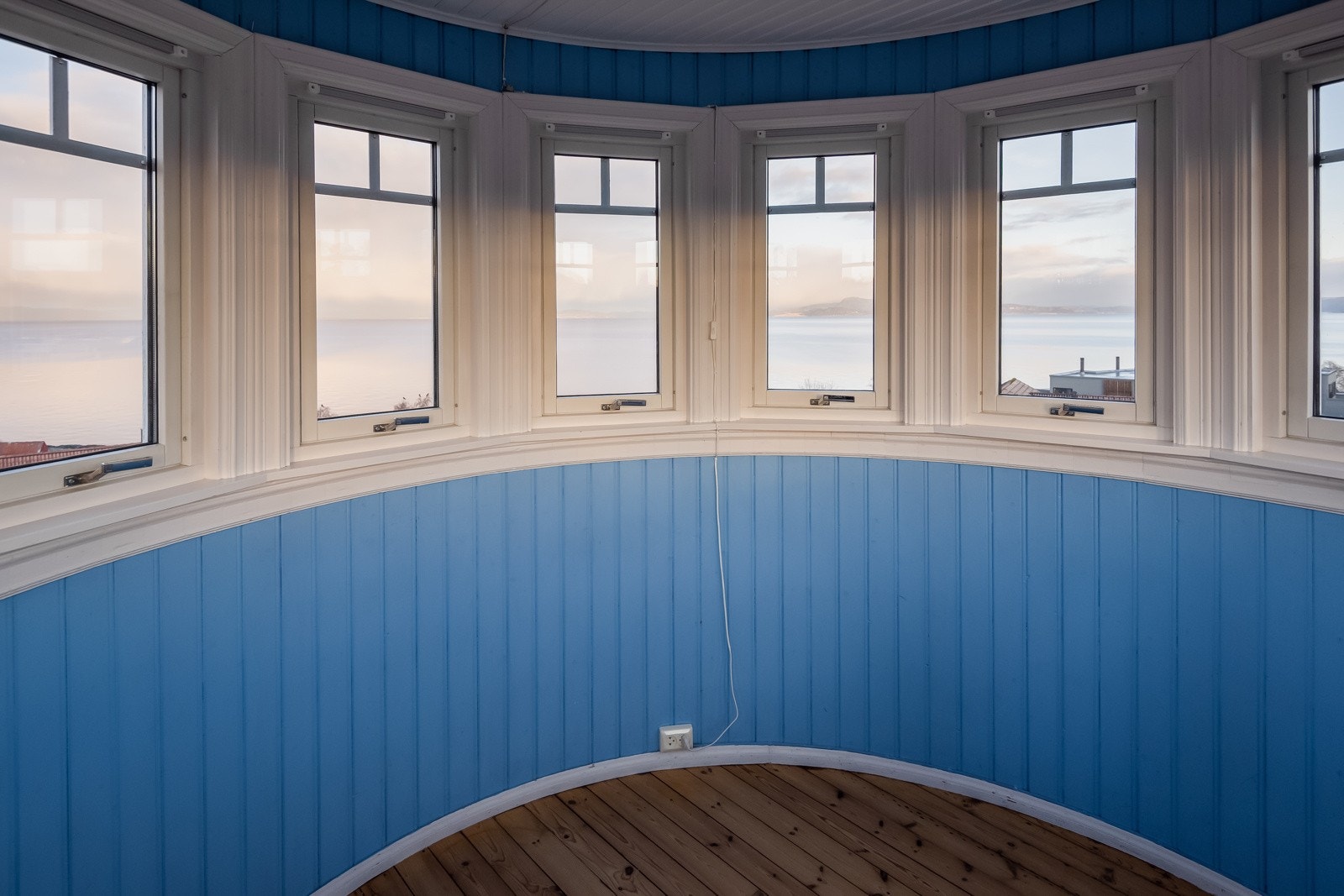 Tårnrommet er på ca. 5m² og har 13 vinduer rundt hele rommet og en 360 graders utsikt. Galleribilde