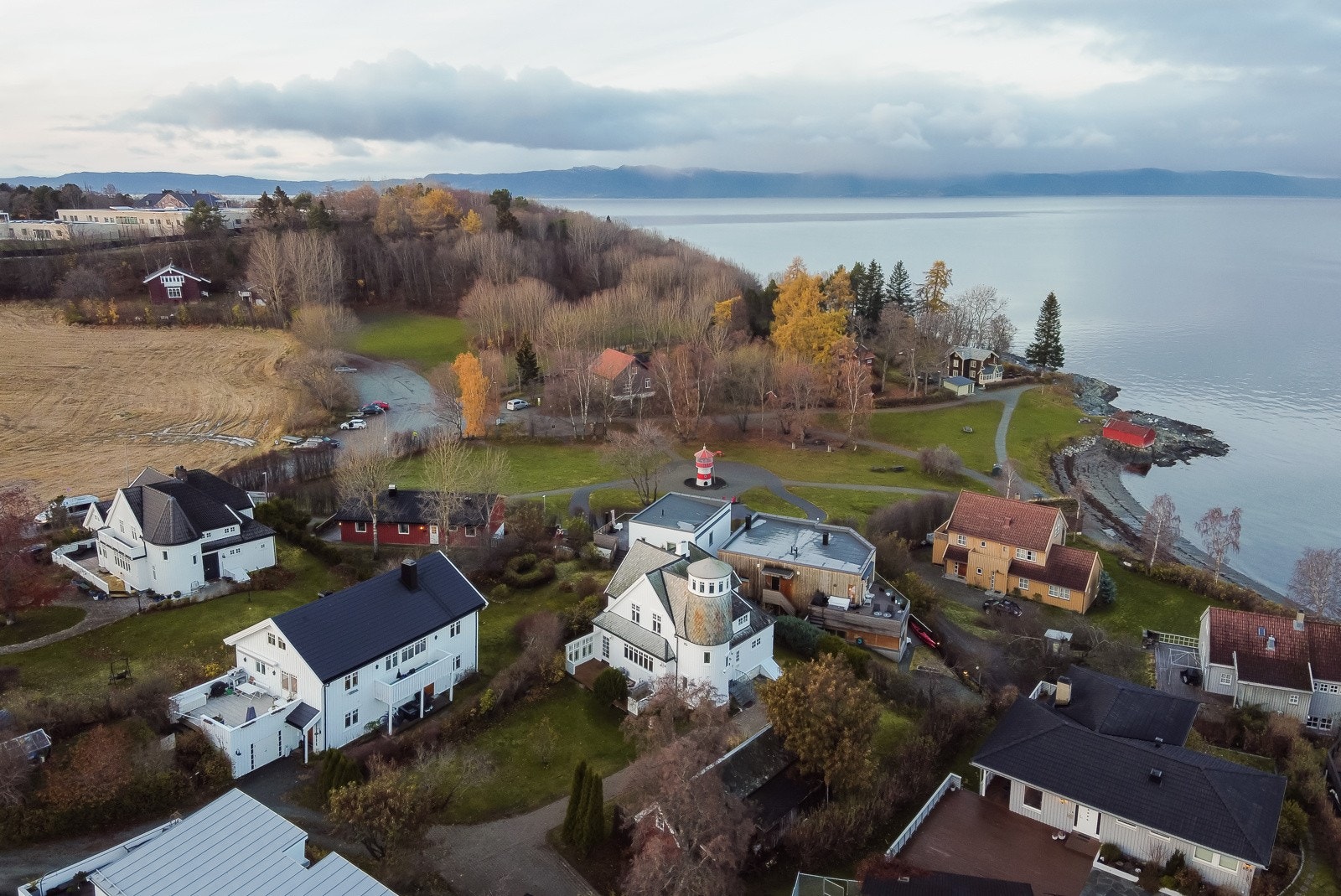 Boligen ligger på Lade like ved Ringvebukta og er godt synlig fra Trondheimsfjorden. Galleribilde
