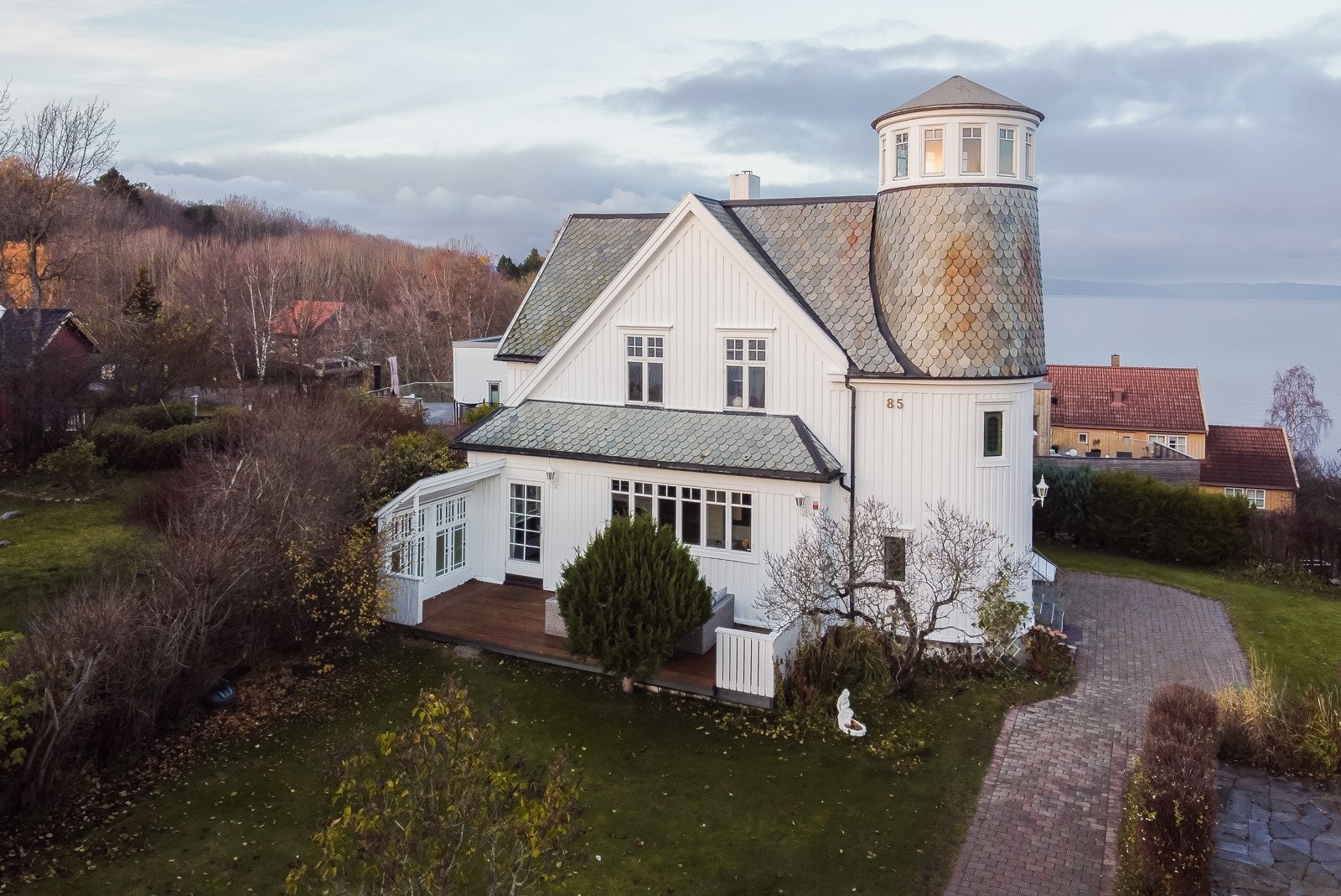 Stor parkmessig opparbeidet tomt på ca. ett mål. Galleribilde