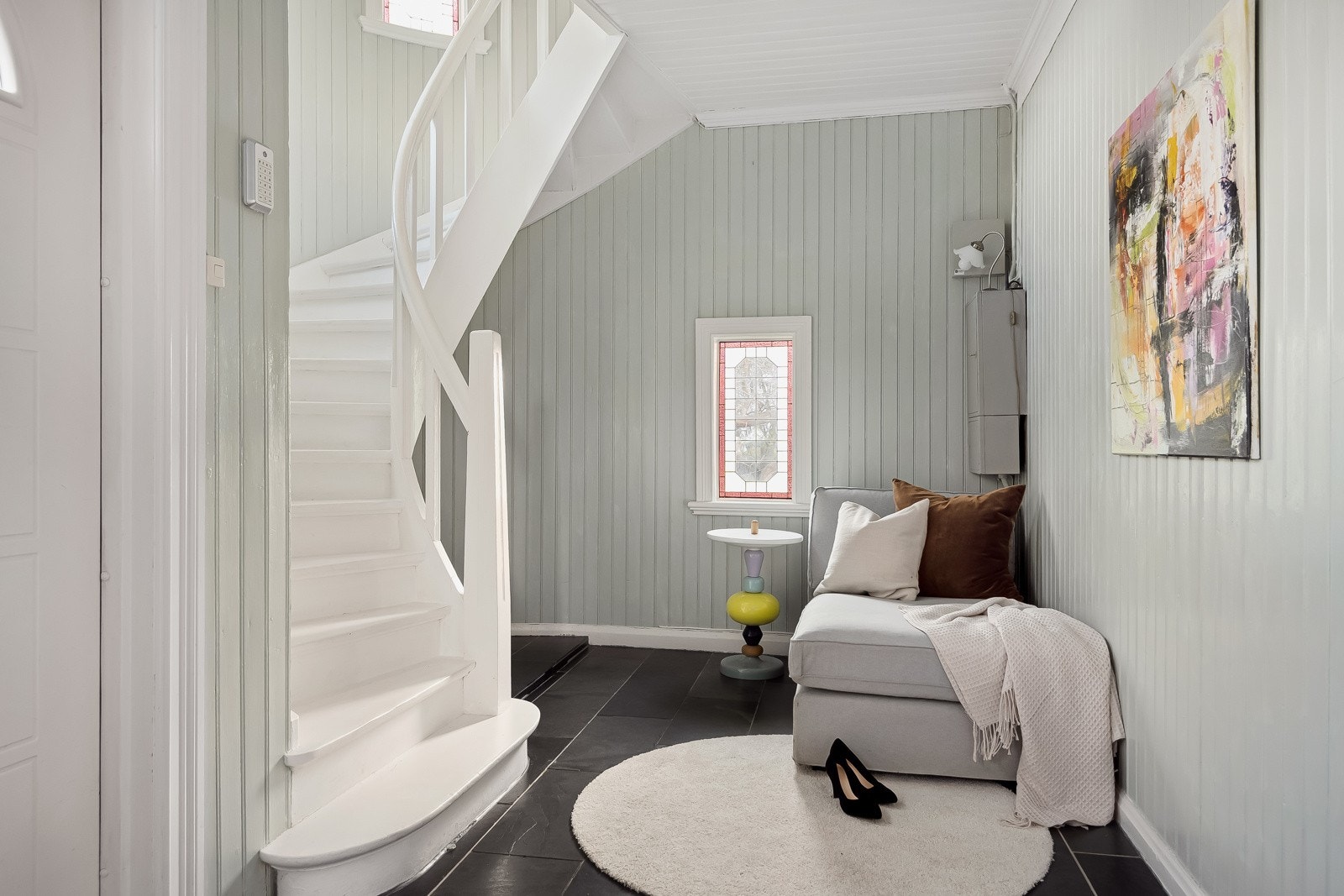 Man kommer inn i en romslig flislagt hall på 12m². Galleribilde