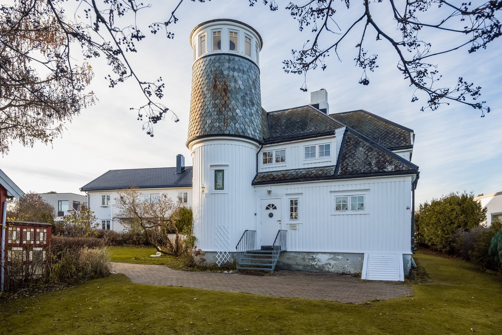 Tomten har flere uteplasser og lang solgang til sen kveld. Galleribilde