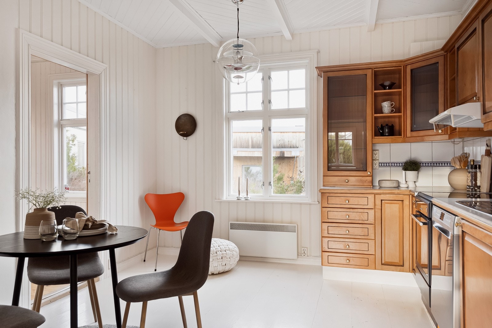 Kjøkkenet er praktisk plassert i et eget rom med tilgang både fra stue og spisestue. Galleribilde