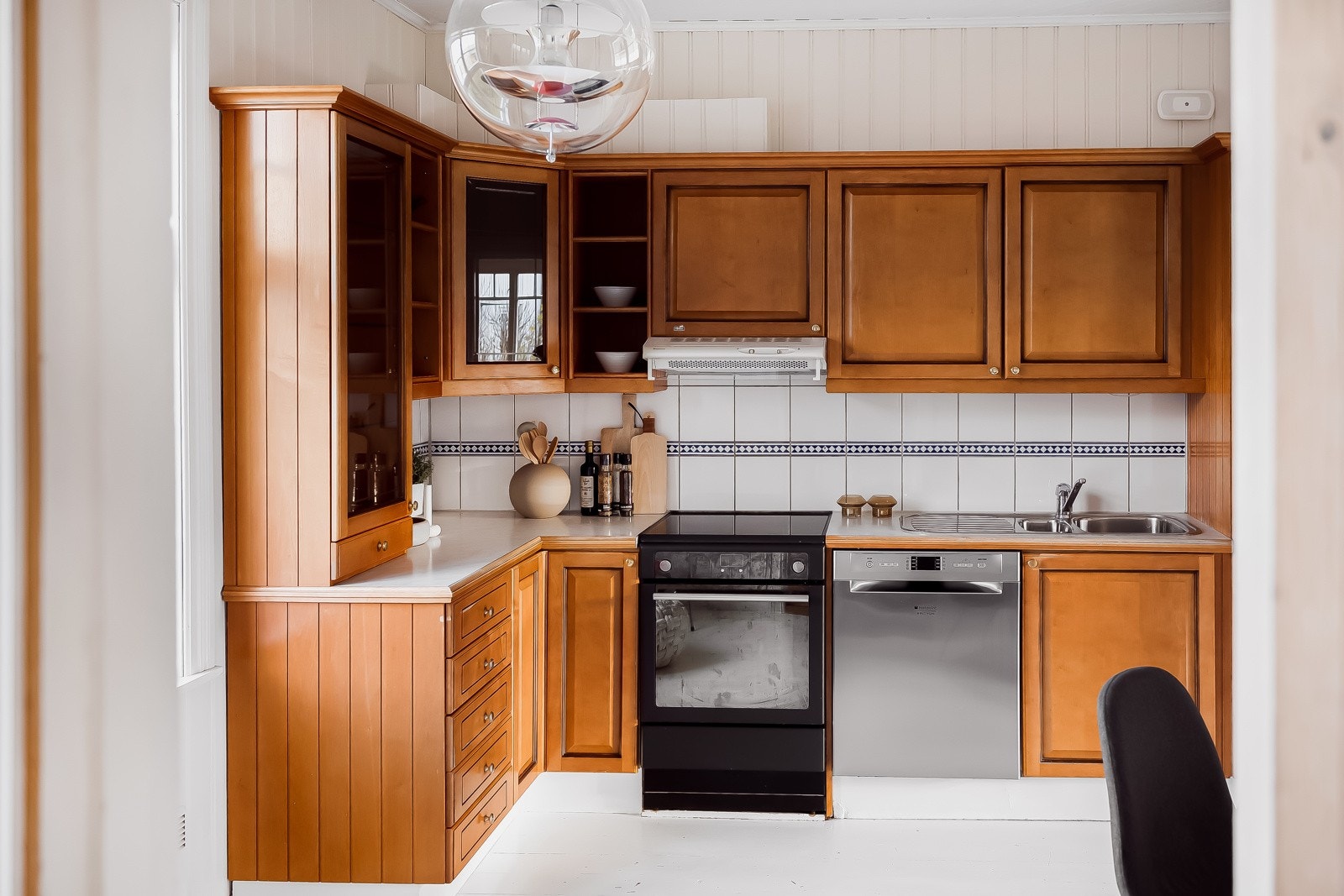 Innredningen er i heltre kirsebær og ble satt inn i ca. 2002. Galleribilde