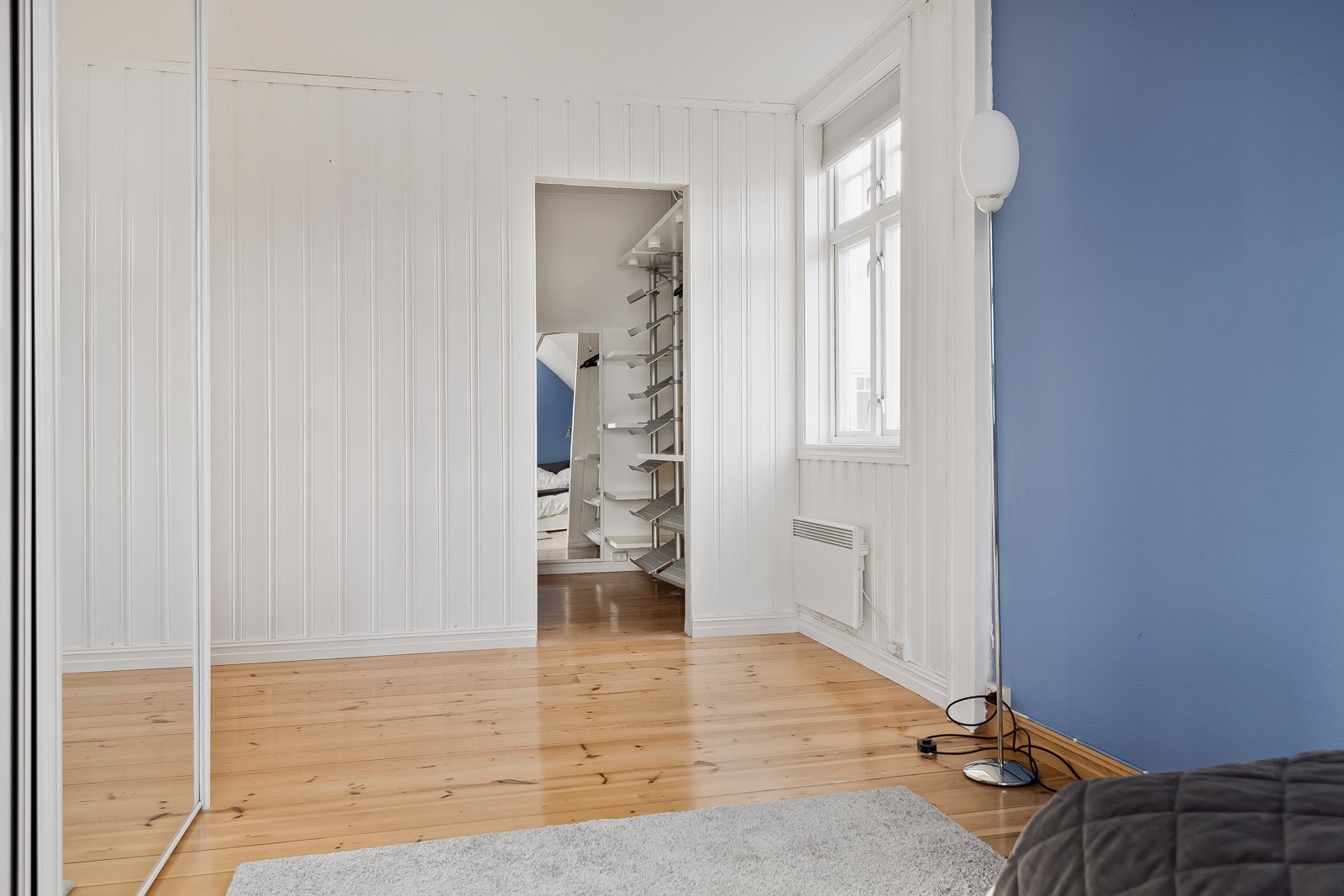Soverom 4 har i tillegg til skyvedørsgarderobe adkomst til et garderoberom på 4m². Galleribilde