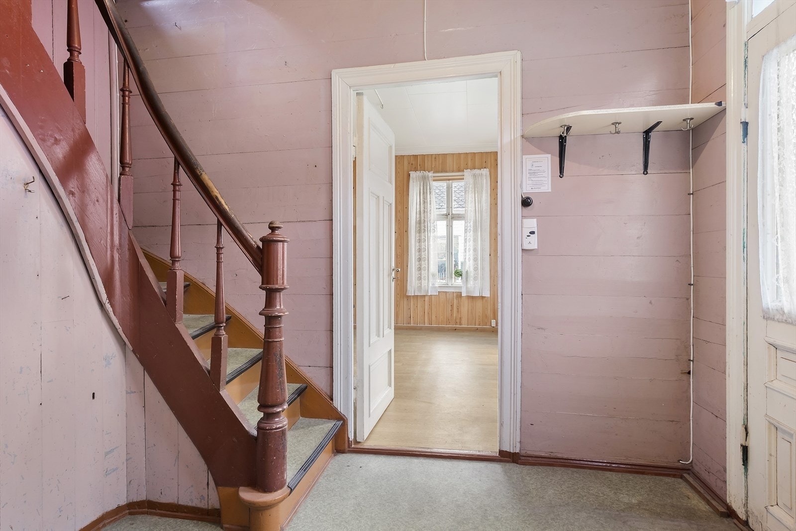 Gangareal med stove innsyn mot stove i bakkant og trapp opp til 2.etg. Galleribilde