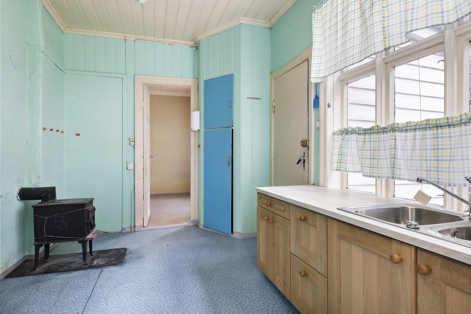 Kjøkenet har nyare innreiing (frå ca. år 2000) med heiltre dørfrontar Galleribilde