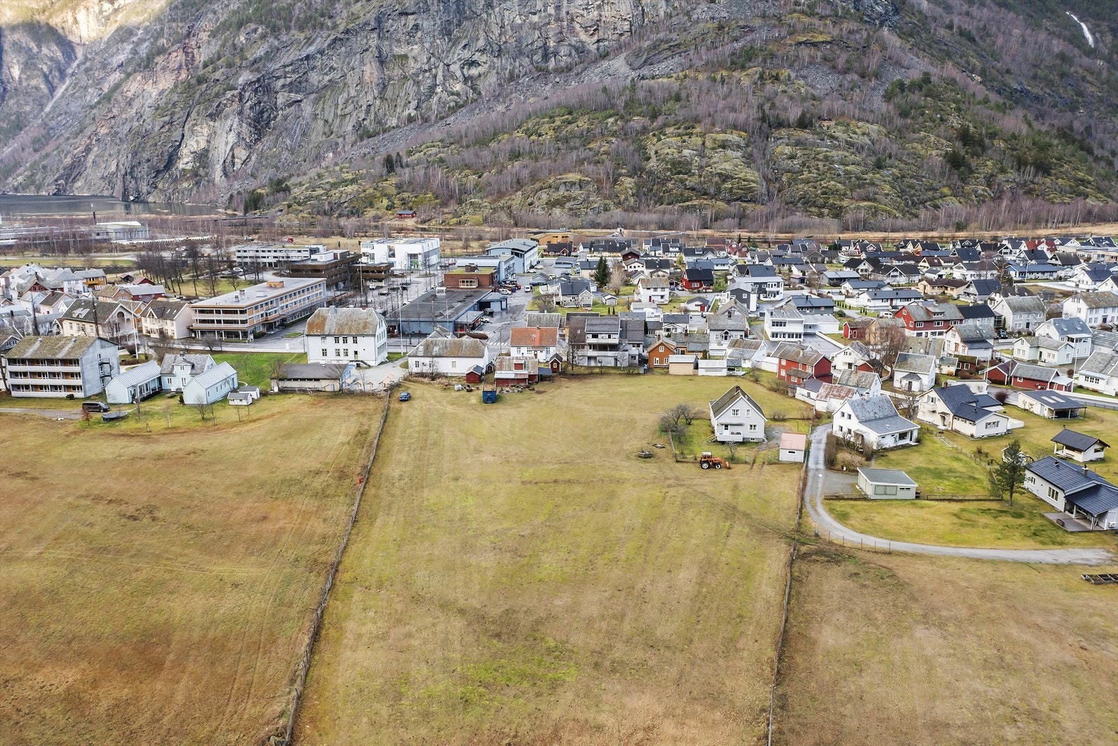 Eigedomen ligg sentralt i eit barnevenleg område med gang- og sykkelavstand til sentrum, skule, barnehage og butikkar Galleribilde