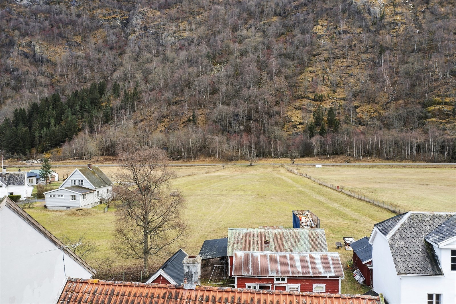 Tomta er flat og lettstelt, og har eit areal på 9 188 m2. Galleribilde