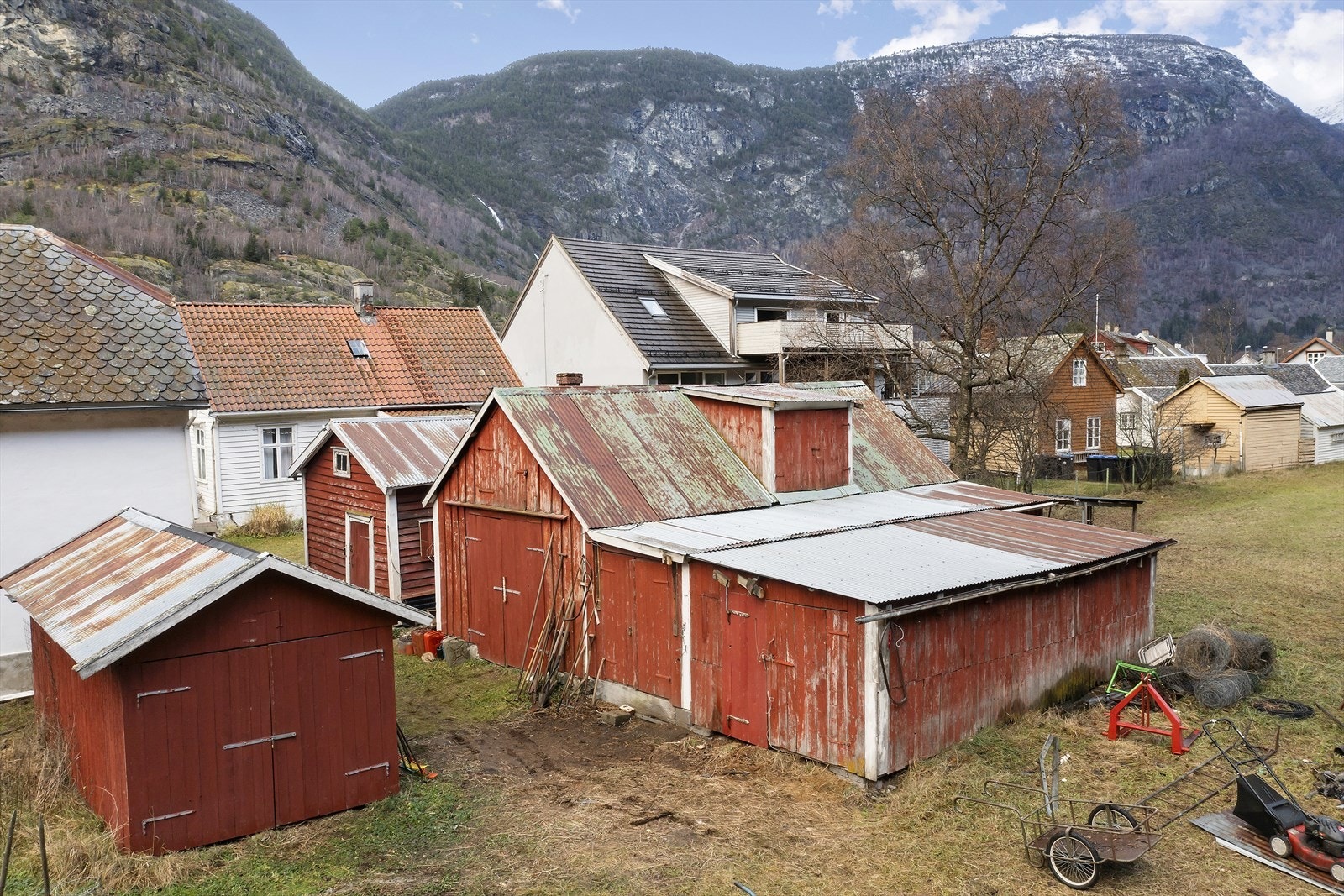 På eigedomen er det også oppført 3 uthus, eit stabbur og eit båthus. Galleribilde