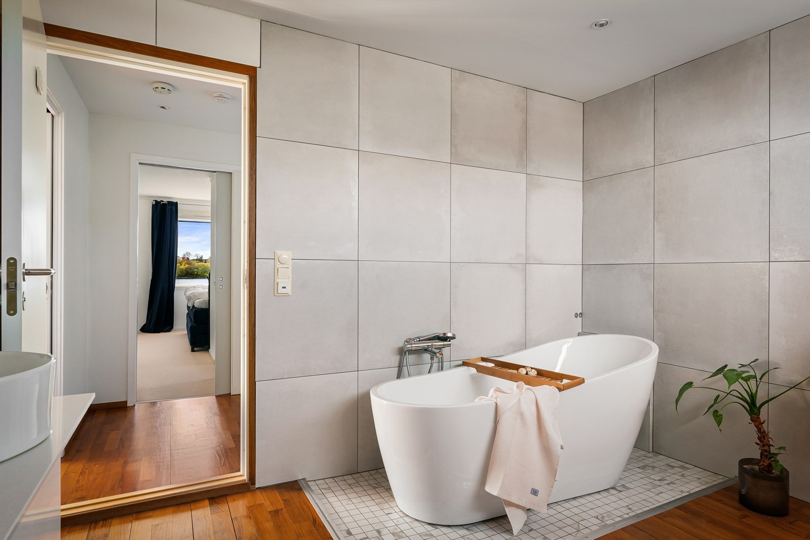 Badet er innredet med badekar, wc, pissoar og dobbel vask Galleribilde