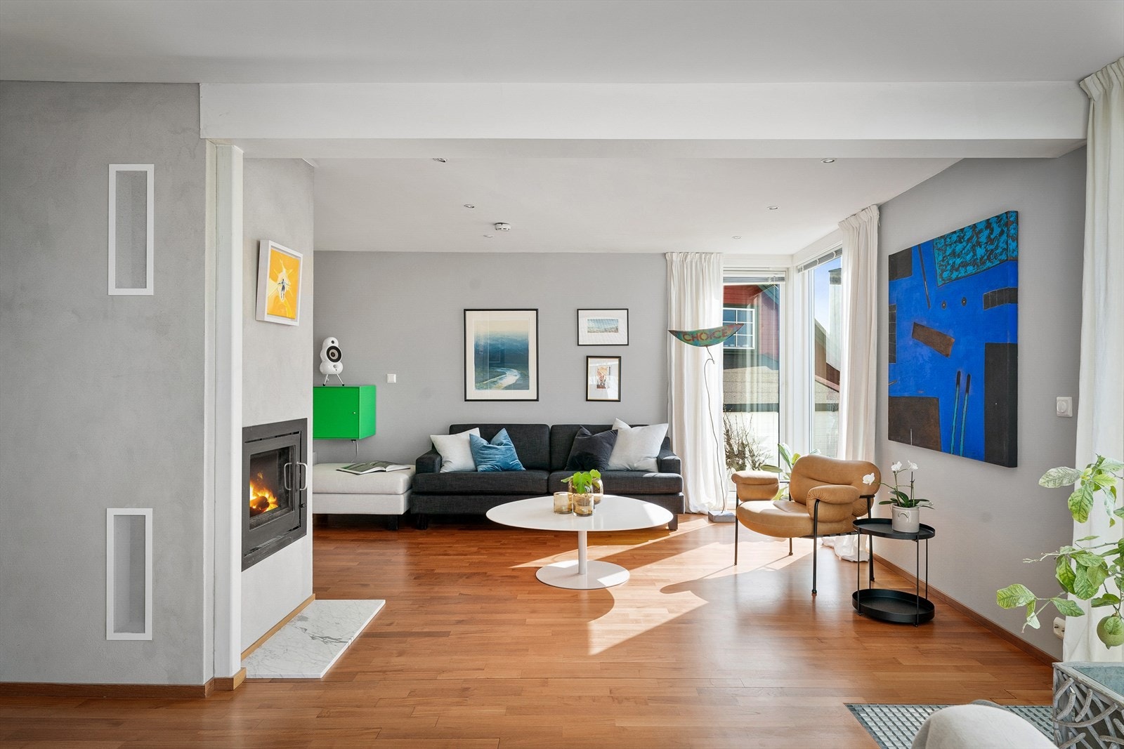 Heltre teak på gulv, lysmalte flater og downlights Galleribilde