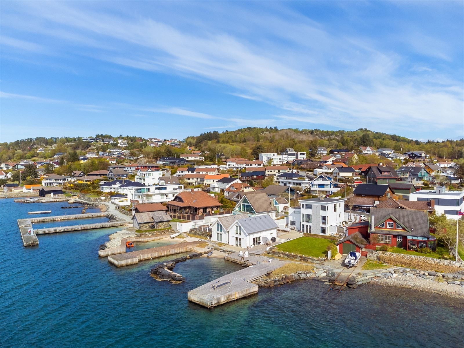 Boligen ligger i et veletablert, attraktivt og barnevennlig boligområde med kort vei til skoler, lekeplasser og nærbutikk Galleribilde