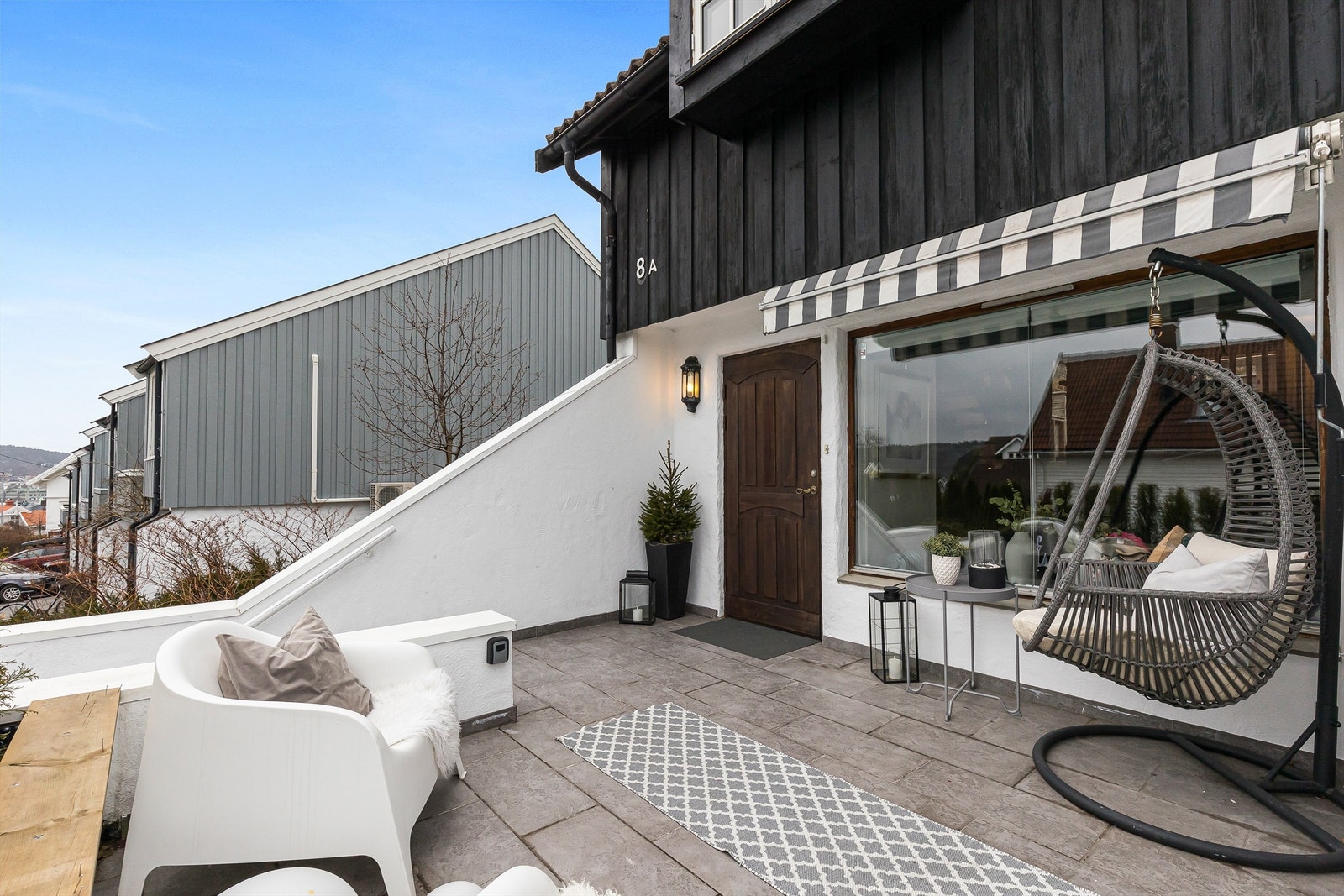 Fin uteplass ved inngangsdøren Galleribilde