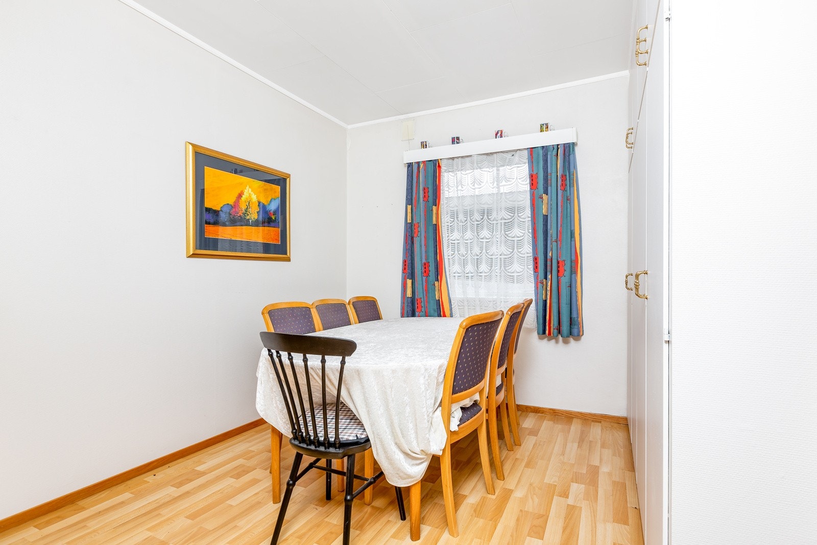 I etasjen er det to rom som gjerne kan brukes som spisestue, kontor eller soverom. På rommene er det garderobeskap. Galleribilde