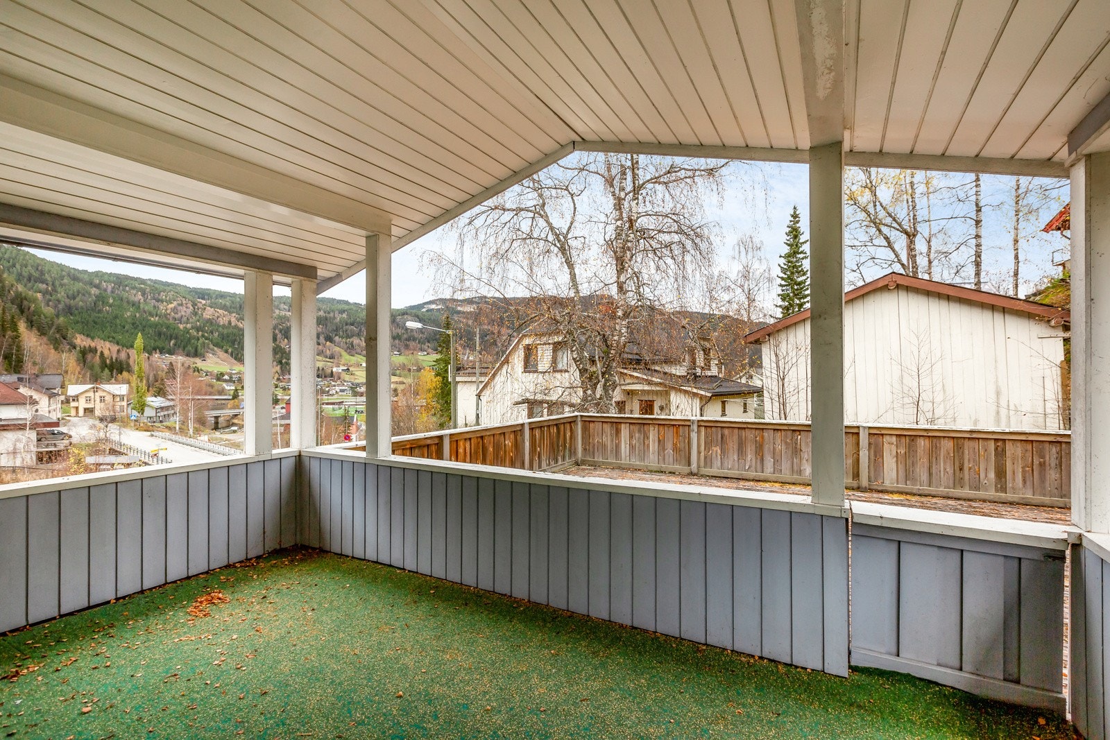 Boligen har en fin, overbygd terrasse, samt en større, åpen terrasse over garasjen. Galleribilde
