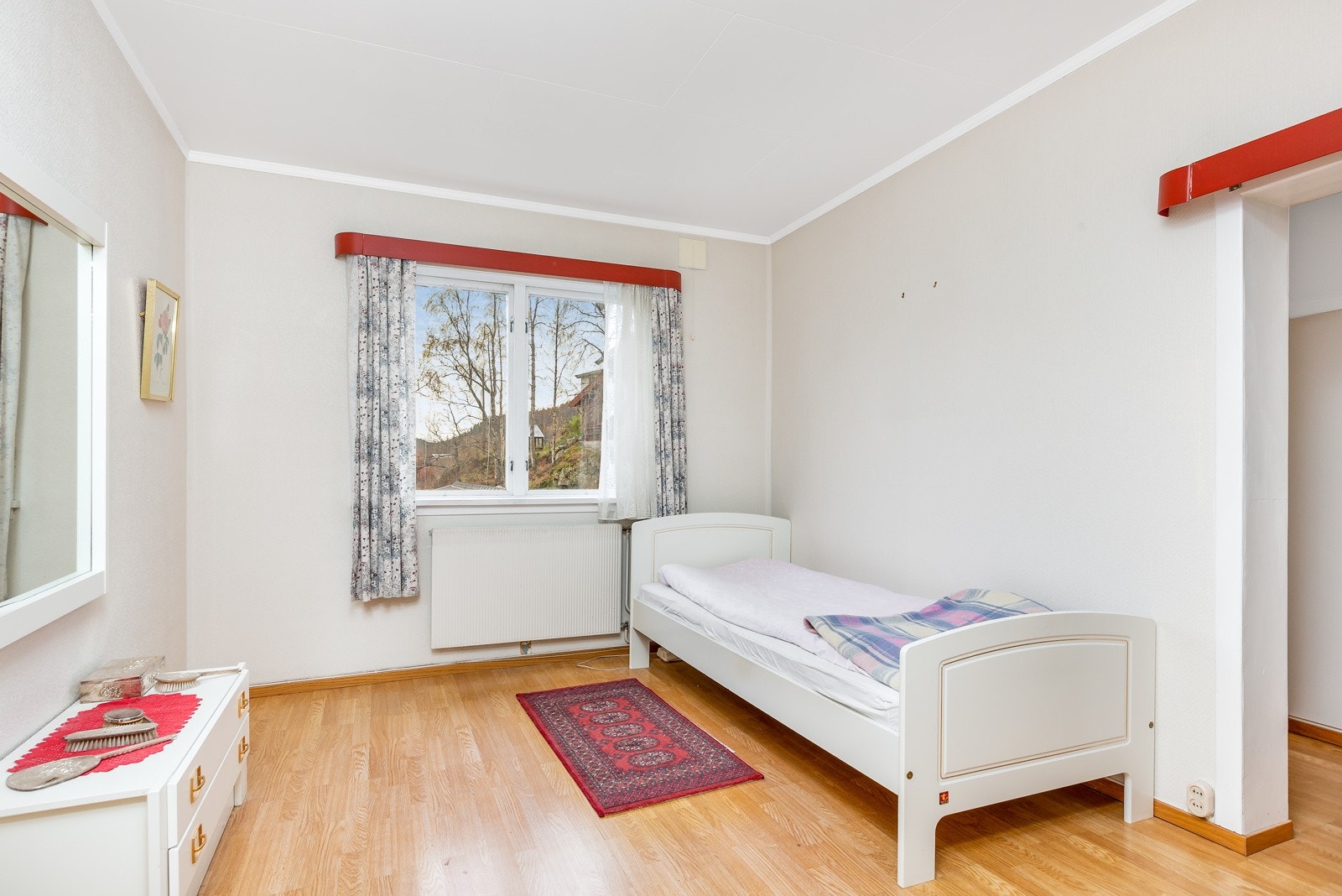 I 2. etasje er det tre soverom, så her er det god plass til bade store og små. Soverom 1. Galleribilde