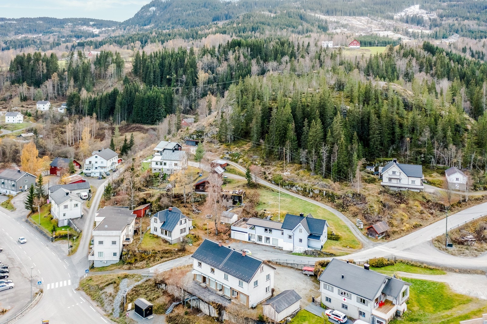 Eiendommen "Bergheim" ligger meget sentralt til i Bagn sentrum. Her er det fortau og asfalterte gang- og sykkelstier til bl.a. skoler, butikker, lege og kommunehus. Galleribilde