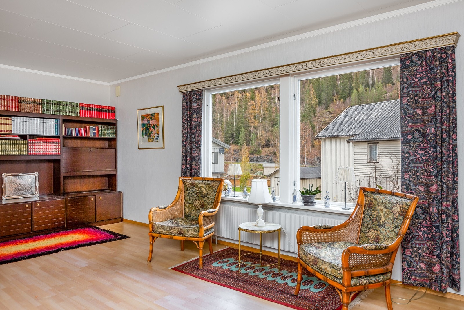 I stua er det god plass til flere sittegrupper, og det er verandadør med glassfelt ut til terrasse. Galleribilde