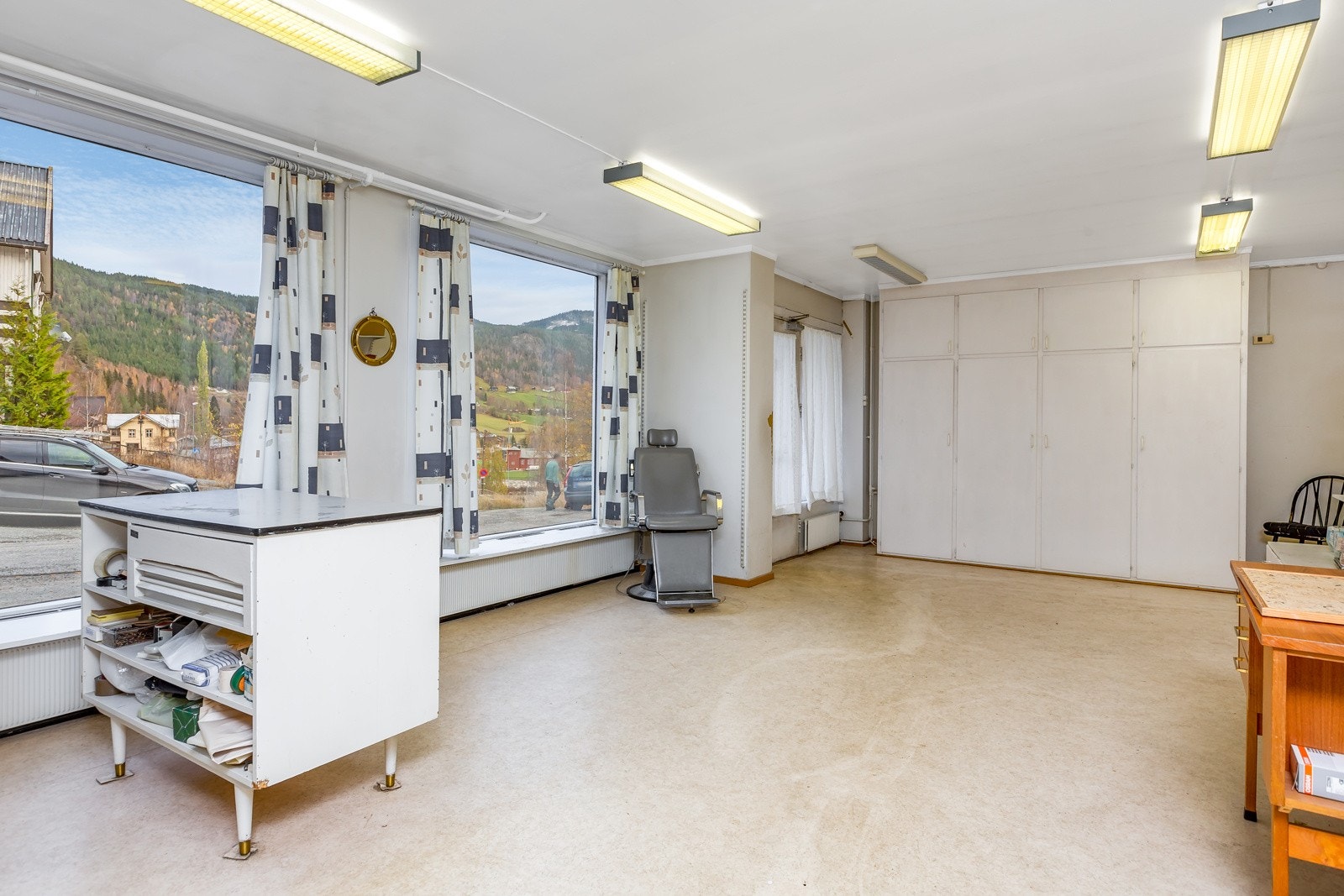 I boligens underetasje var det tidligere gullsmedforretning med eget verksted. Lokalet har flere store vinduer og egen utgang til asfaltert plass. Galleribilde