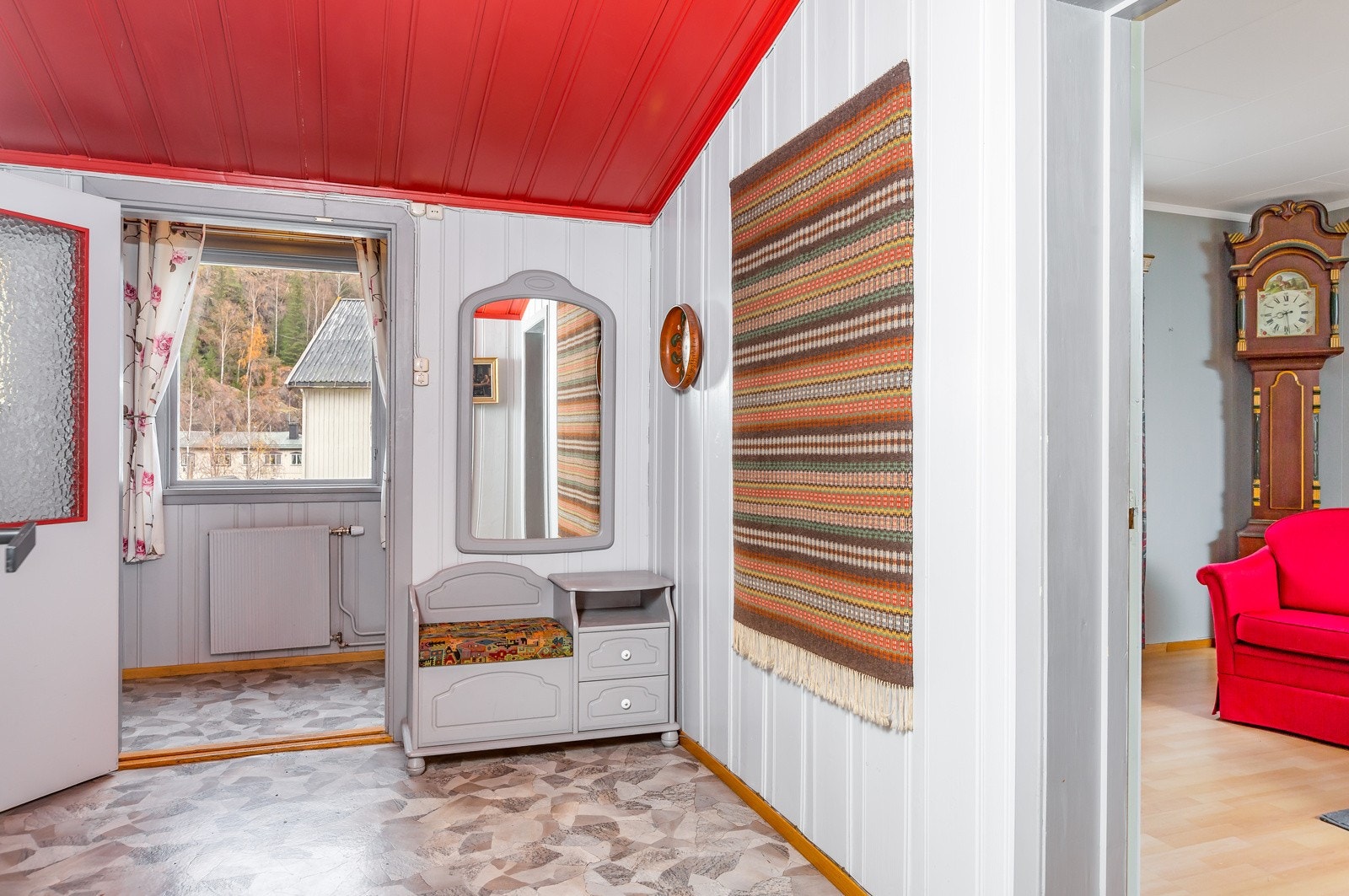 Det er også vindfang og gang med garderobeplass. Galleribilde