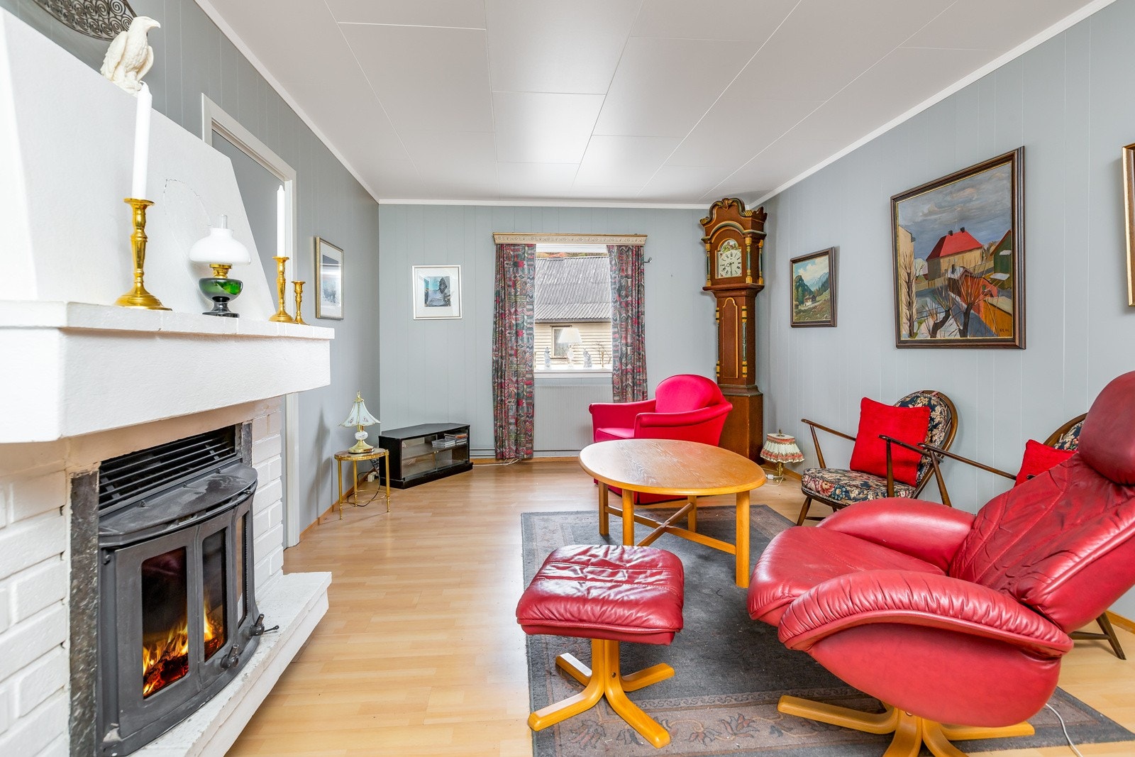 I tilknytning til stua er det stue/spisestue med en lys plassbygd peis. Denne har innsats med glassdører, og gir en hyggelig stemning til rommet. Galleribilde