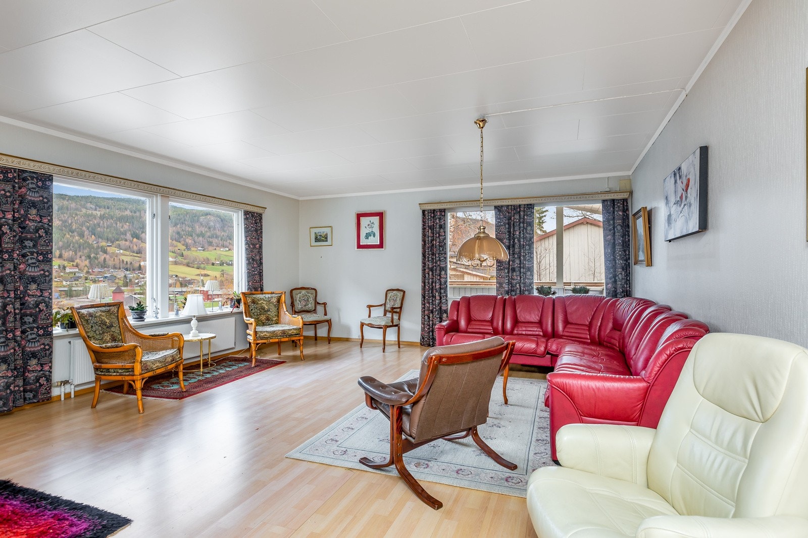 I boligens 1. etasje er det en lys og hyggelig stue med fin utsikt utover store deler av sentrum, og til bl.a. det nye, flotte idrettsanlegget som ligger der. Galleribilde