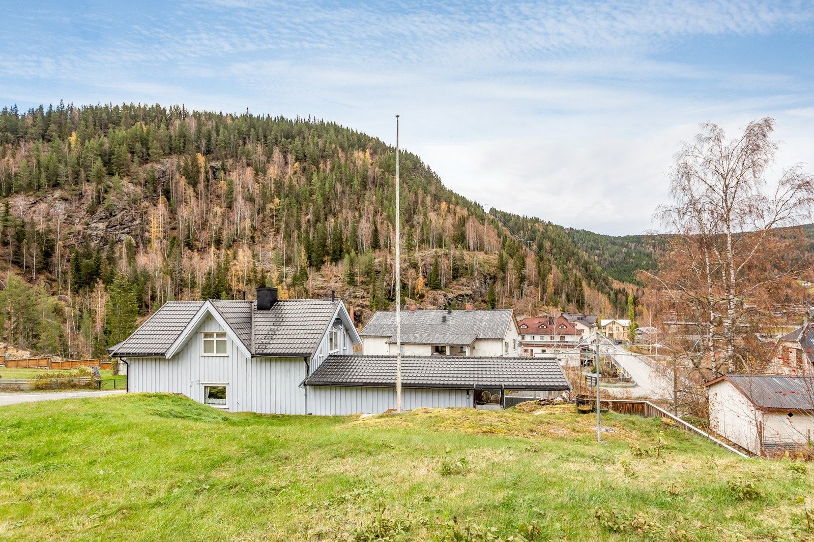 Eiendommen, som ligger i et barnevennlig område med trivelige naboer og fin gangavstand til både barneskole og ungdomsskole, har en romslig tomt med plen på oversiden av boligen. Galleribilde
