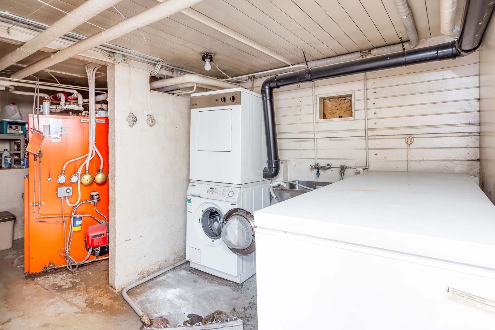 I underetasjen er det også en eldre, enkel vaskekjeller med vaskerom og fyrrom. Galleribilde