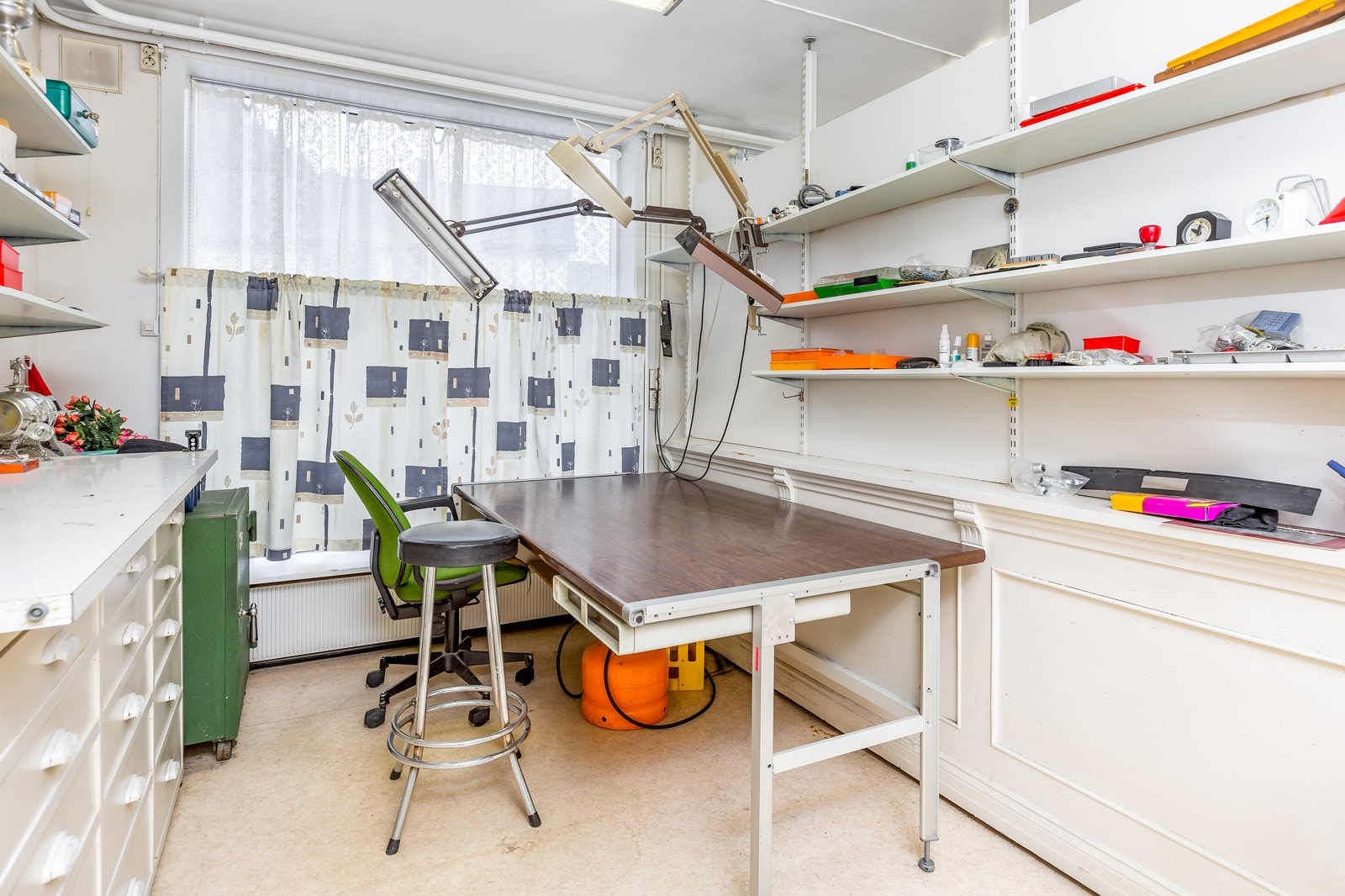 I tilknytning til forretnings-/lagerrommet er det trapperom og toalett med servant og WC. Galleribilde