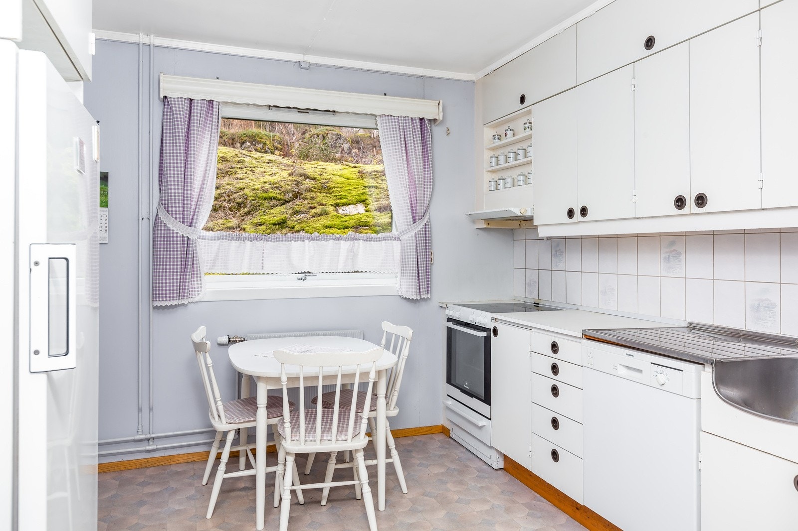 På kjøkkenet er det plass til en liten spisegruppe. Dette er et godt sted å starte dagen! Galleribilde