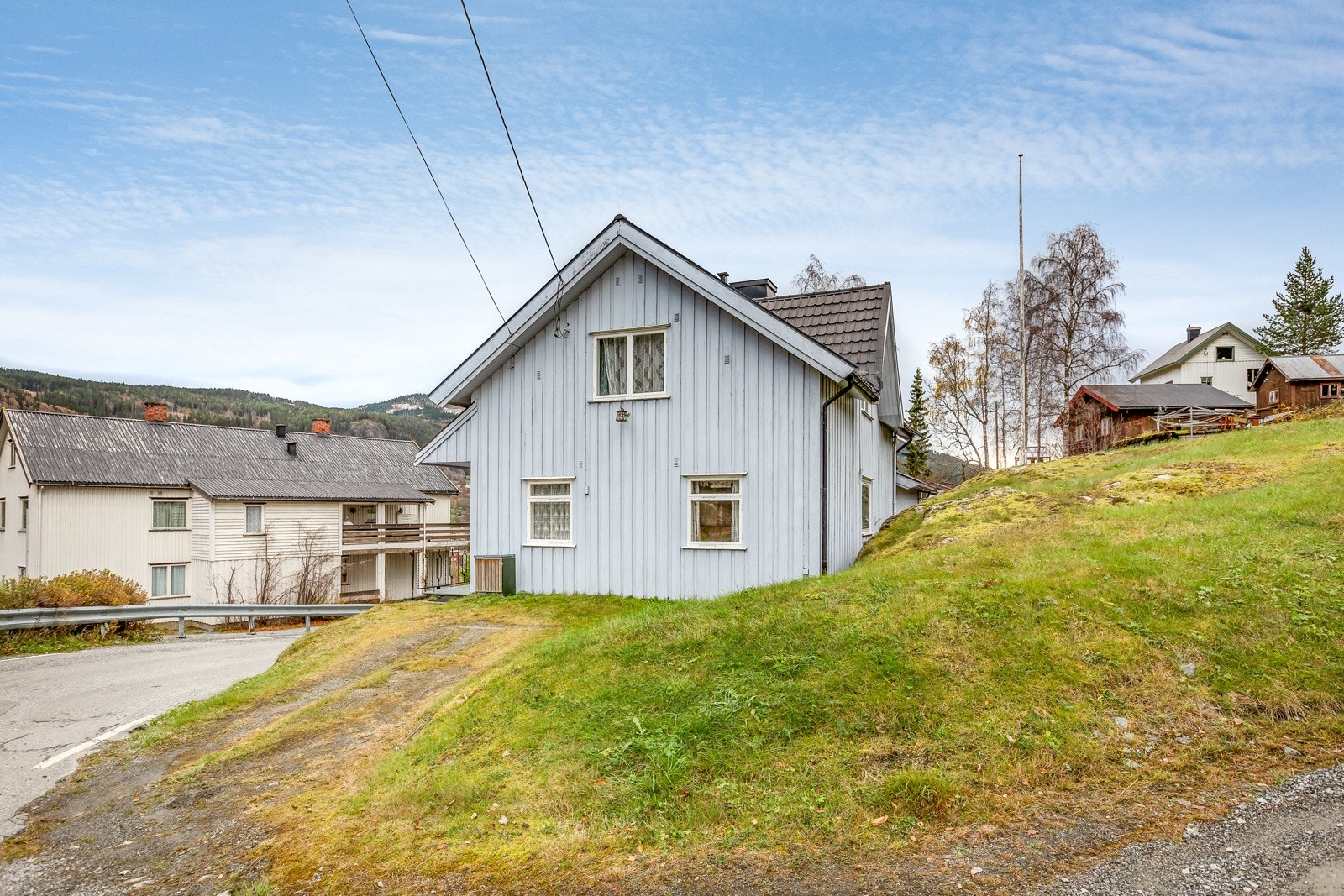 Med gangavstand til nesten "alt" en trenger, og kort vei til barnehage, ligger denne eiendommen praktisk og fint til. Den har godt med sol, fin utsikt, og mulighetene er mange. Oppgraderinger og påkosntninger må påregnes. Galleribilde