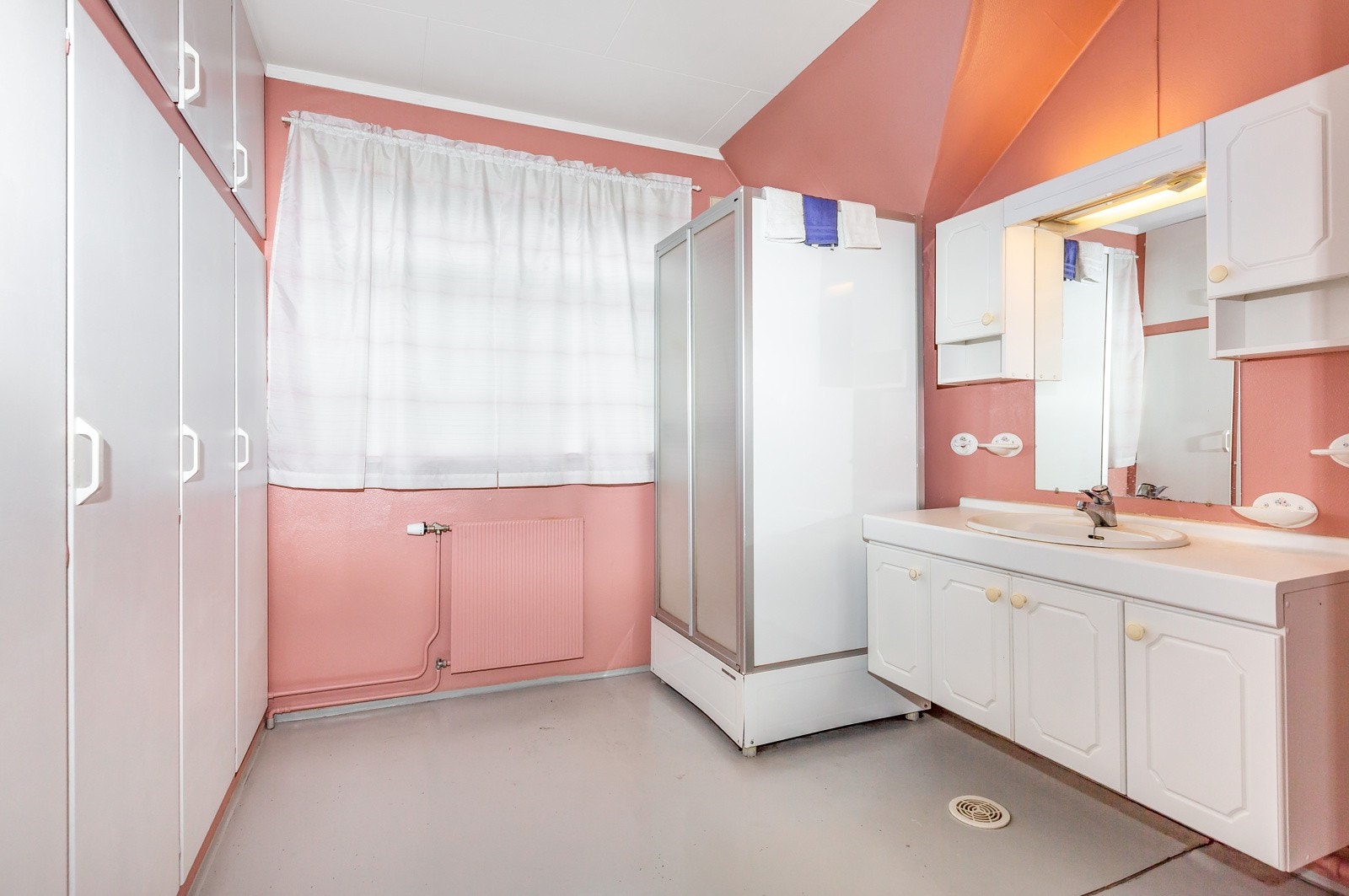 Det er også et eldre bad med lys baderomsinnredning og mange plassbygde skap. Frittstående dusjkabinett og toalett. I etasjen finner en også gang og to boder. Galleribilde