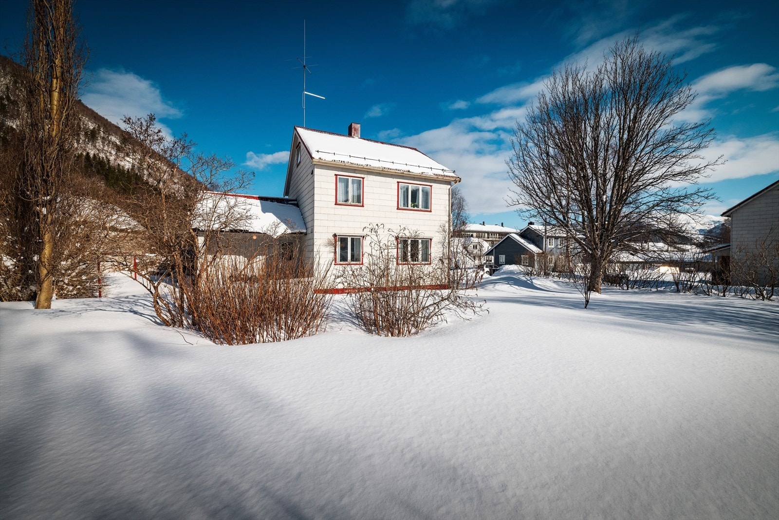 Enebolig med romslig og luftig tomt med umiddelbar nærhet til sentrum. Skole, barnehage, og idrettsanlegg er innen gangavstand 500 - 1000 meter unna Galleribilde