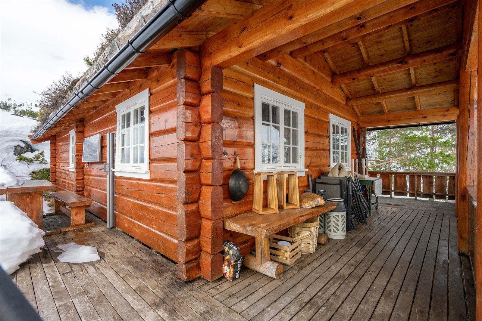 Overbygd terrasse i front av hytta Galleribilde