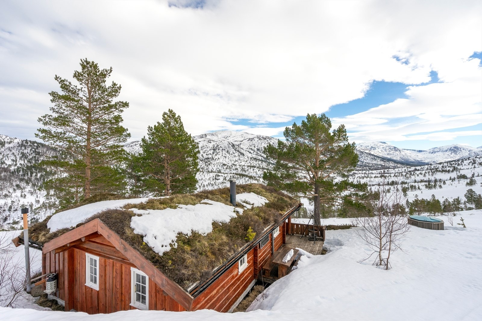 Din lokale eiendomsmegler Aleksander Talgø har gleden av å presentere denne flotte hytta i Vinddøladalen Galleribilde