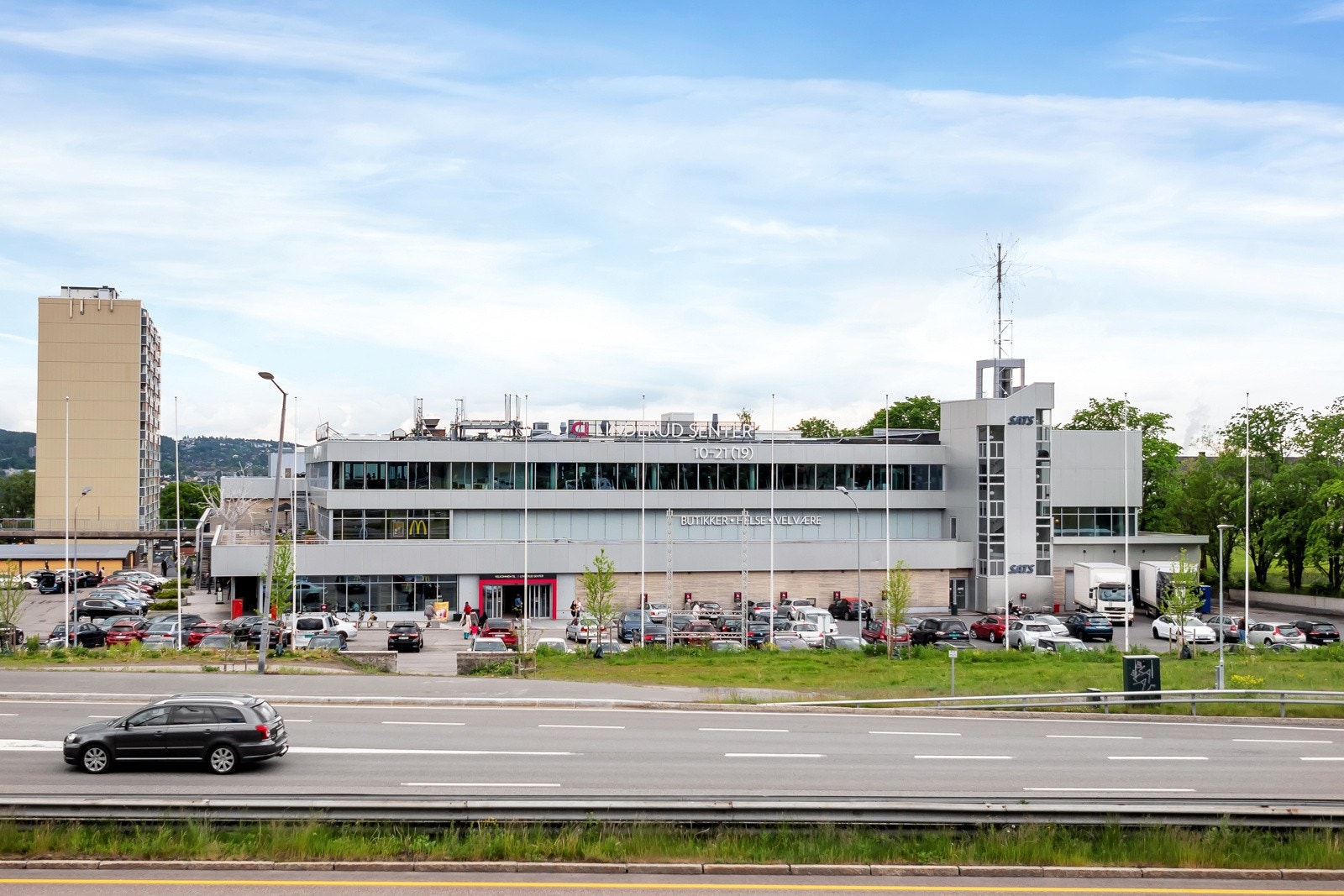 Linderud senter innen gangavstand med et bredt utvalg av dagligvare, spisesteder og andre sevicetilbud. Galleribilde