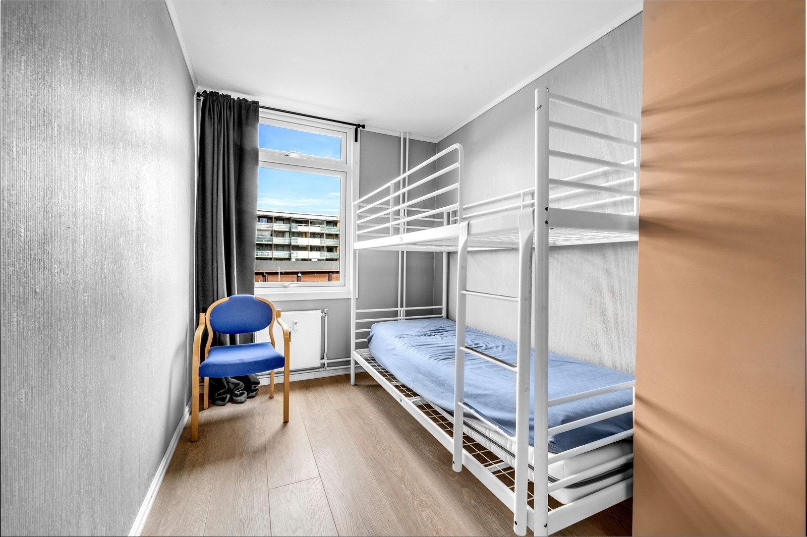 Soverom 2 - også av god størrelse med plass til garderobeløsning. Galleribilde