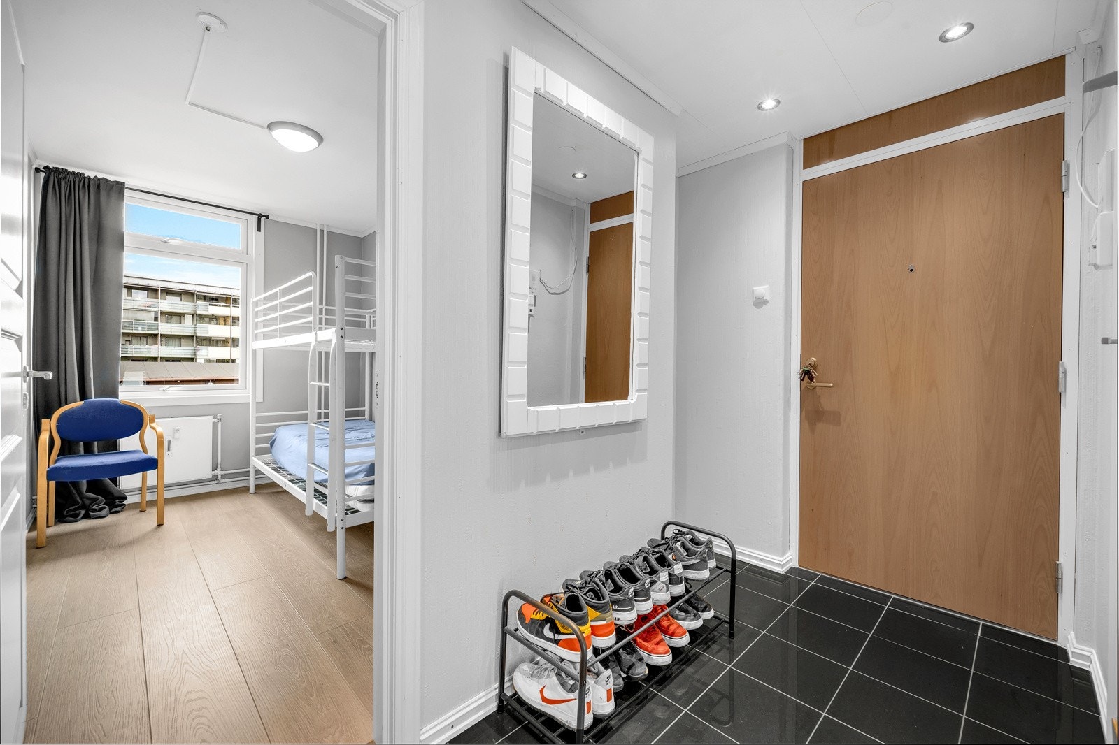 Entrè med plass til oppbevaring av sko og yttertøy. Galleribilde