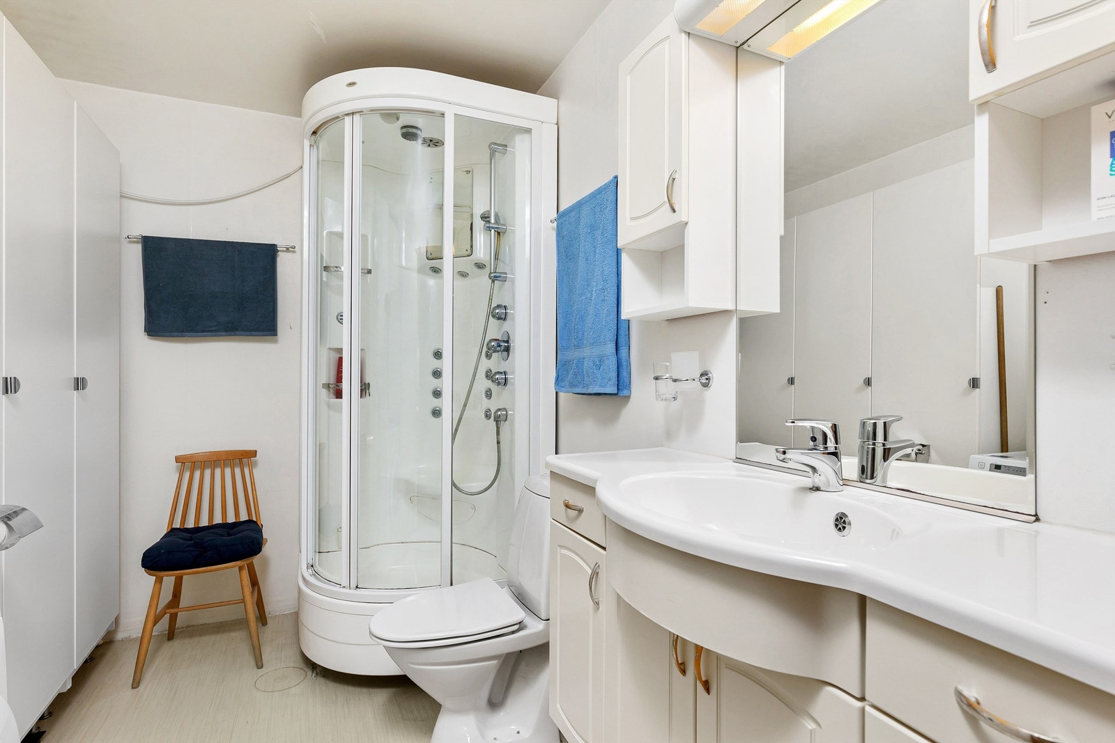 Eldre bad belegg på gulv og nyere dusjkabinett Galleribilde