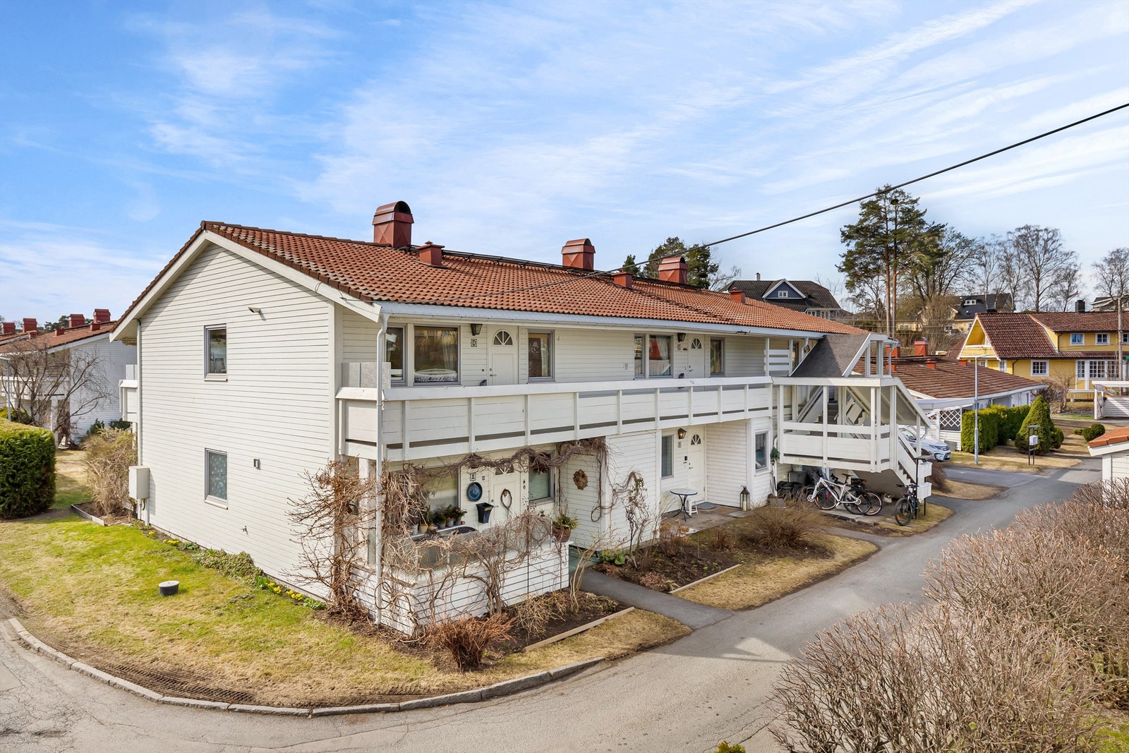 Leiligheten har en fin beliggenhet på enden av bygget, i 2. etasje Galleribilde