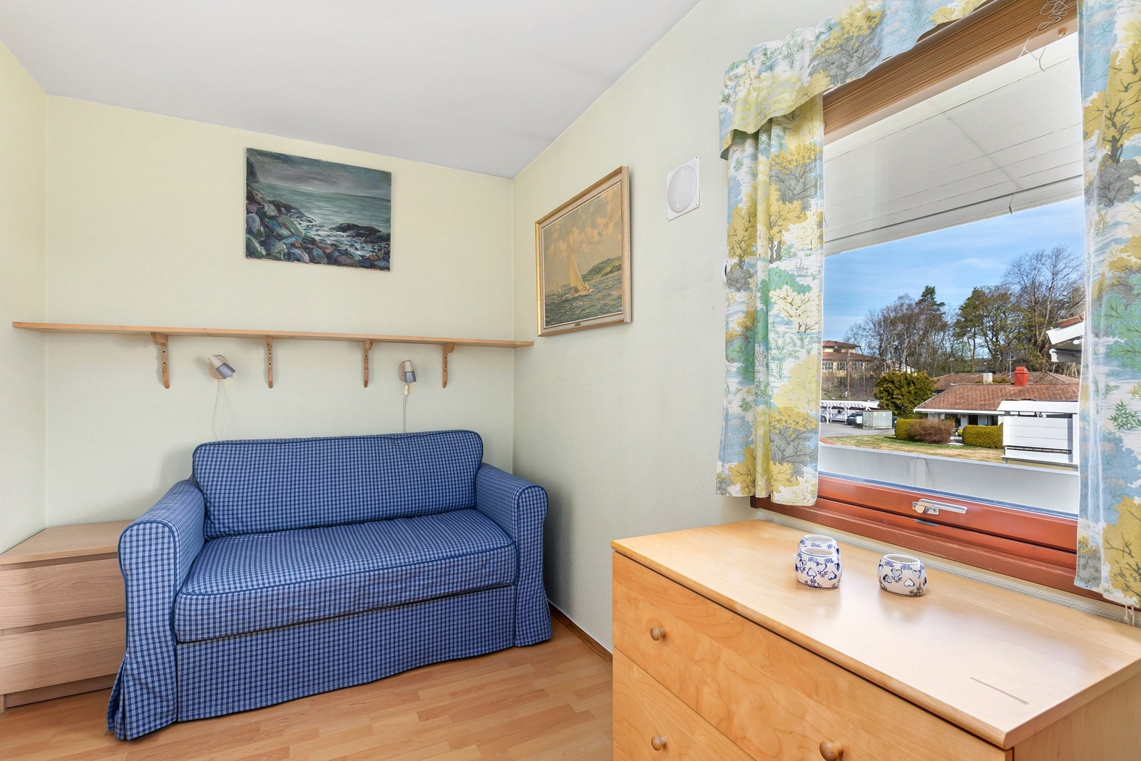 Soverom med plass til seng, arbeidspult og garderobeskap Galleribilde