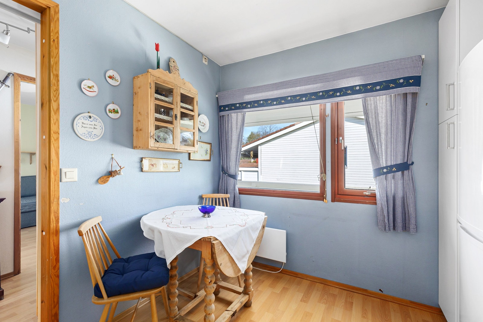 Plass til hyggelig spisebord under kjøkkenvinduet Galleribilde