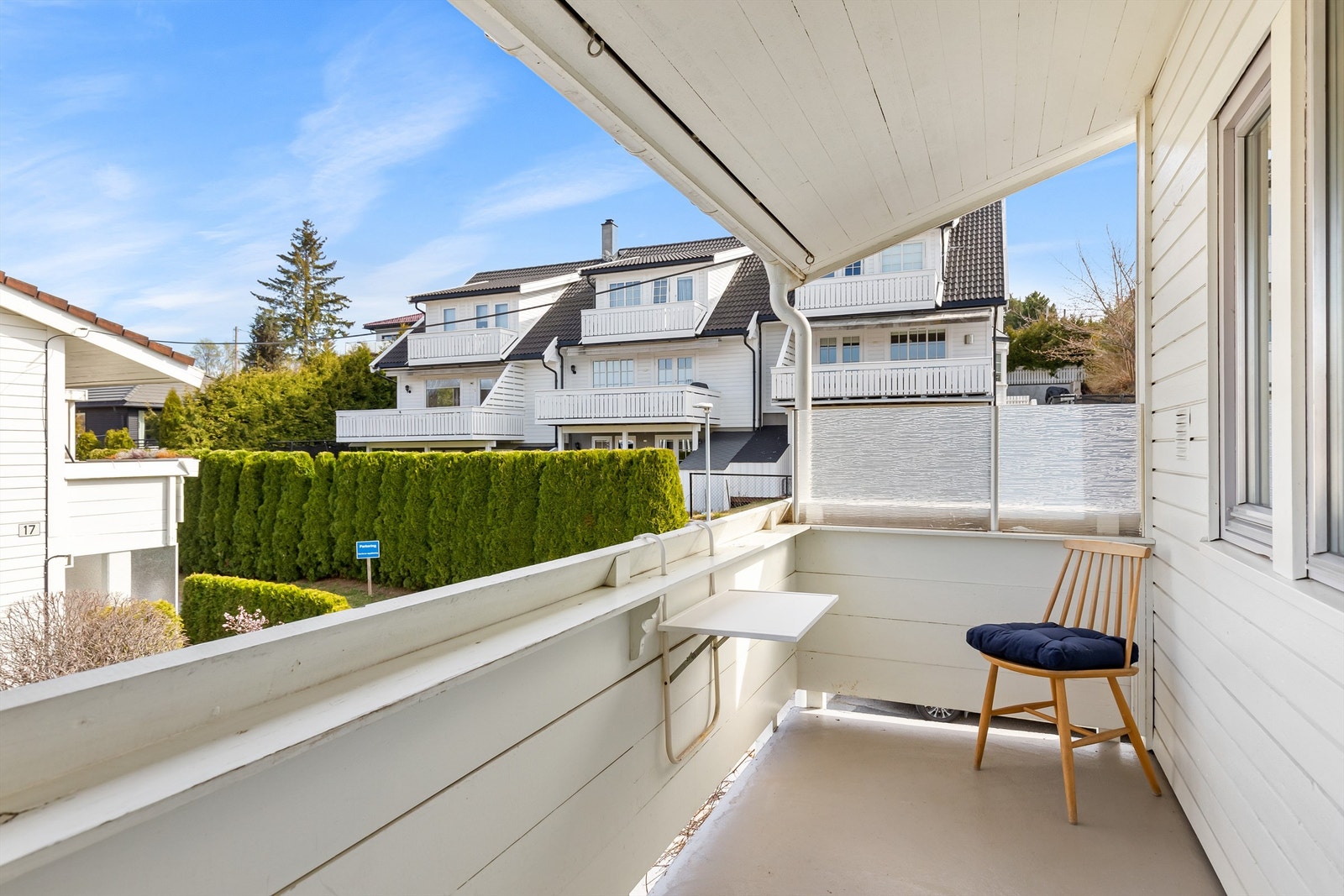 Inngang via svalgang med plass til kafésett for morgenkaffen Galleribilde