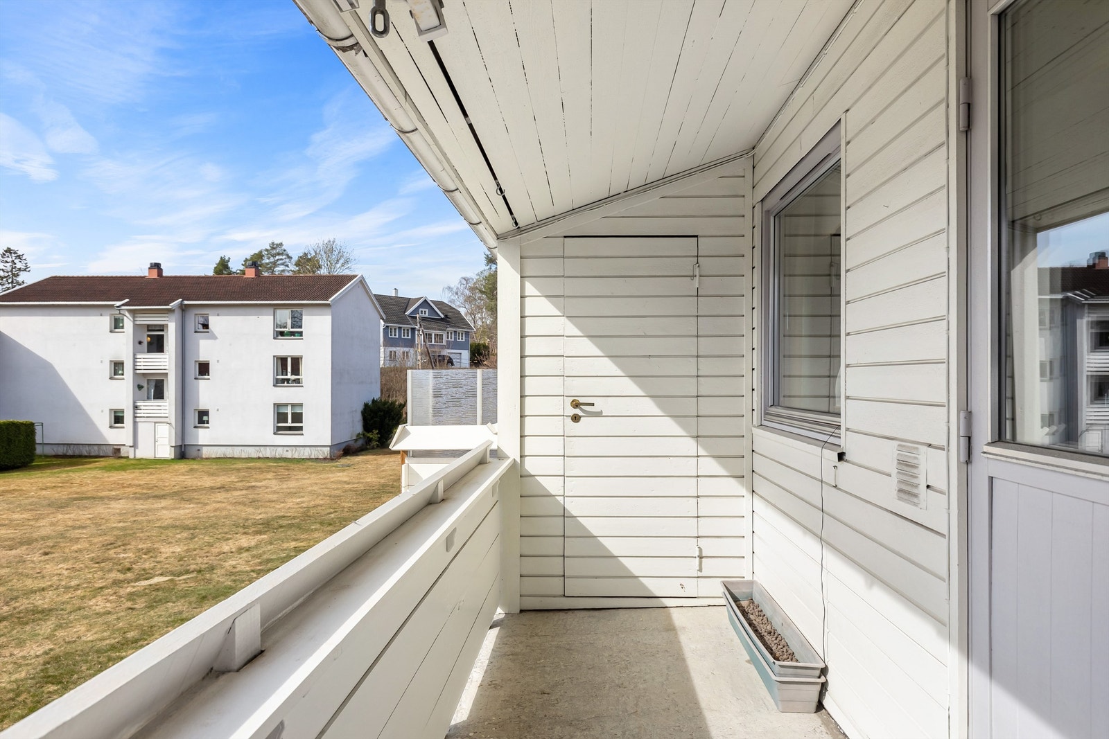 Fra balkongen er det tilgang til praktisk utebod på ca. 1,8 kvm for puter og lignende Galleribilde