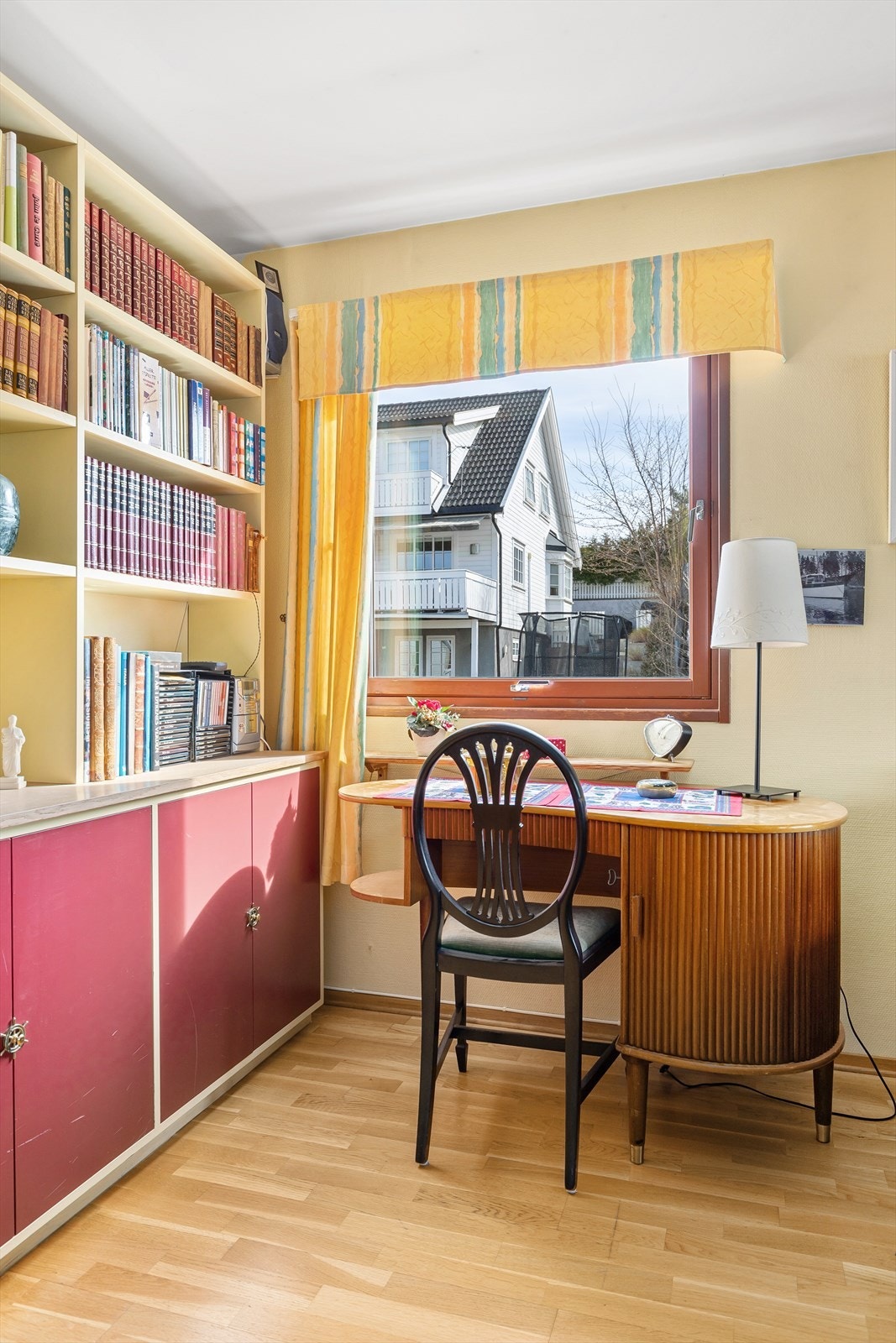 Leiligheten ligger på enden av bygget og har et ekstra vindu i gavlveggen Galleribilde