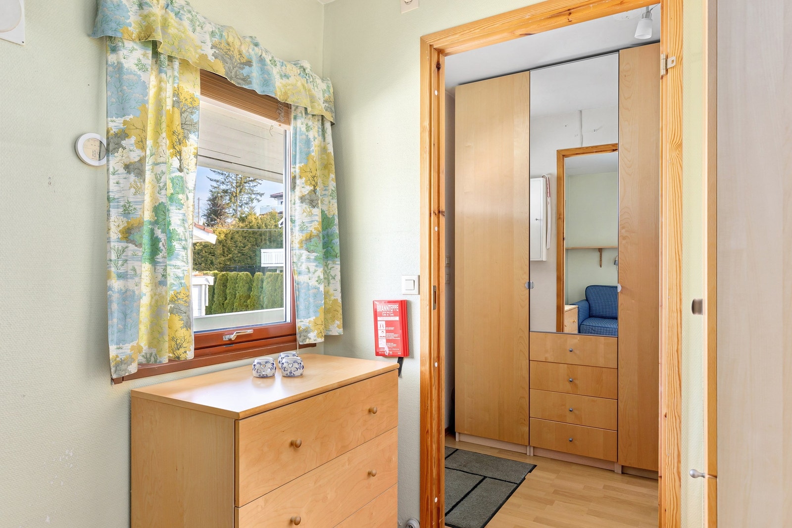 Soverom med inngang fra entréen Galleribilde