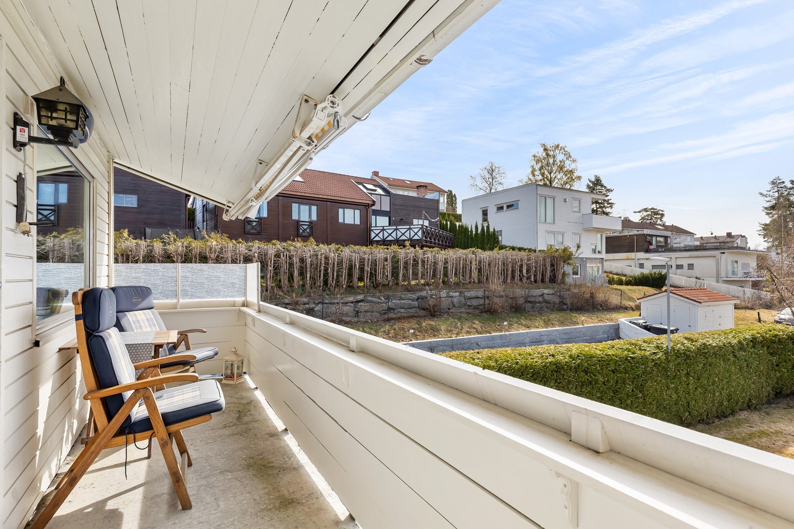 Det er søkt om og gitt tillatelse til utvidelse av balkongen, konferer megler for mer informasjon Galleribilde