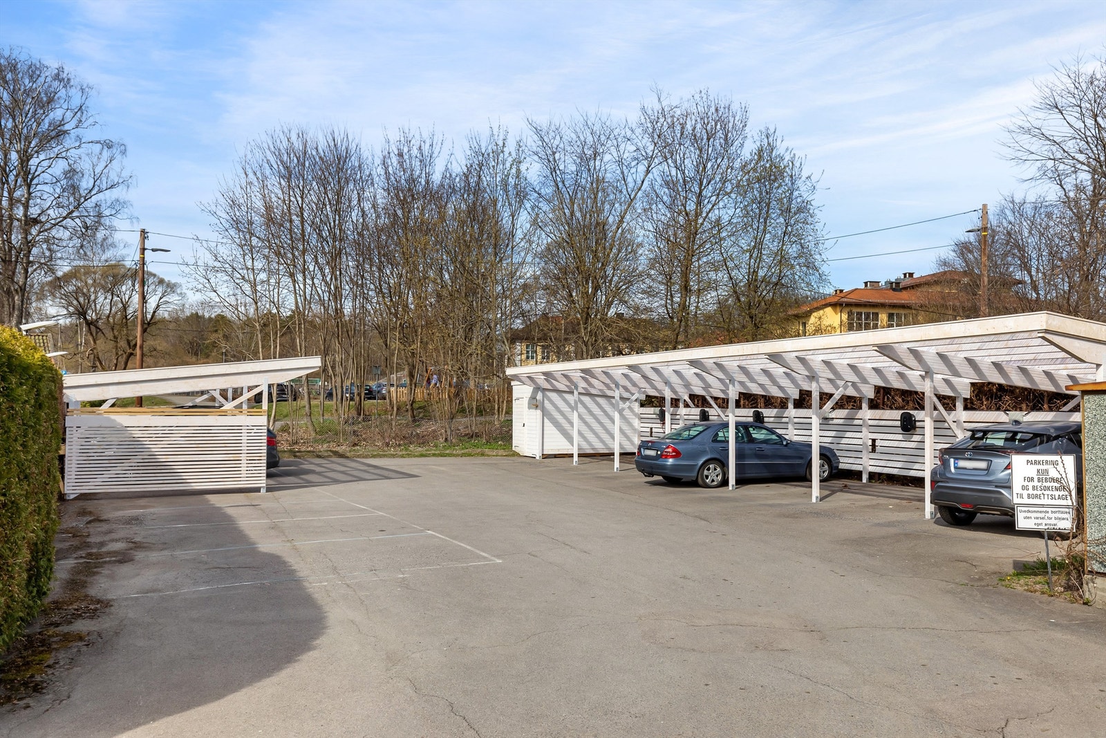 Borettslaget har parkeringsplasser til leie etter venteliste, både utendørs og i carport. I tillegg har de 4 gjesteparkeringsplasser inne på området Galleribilde