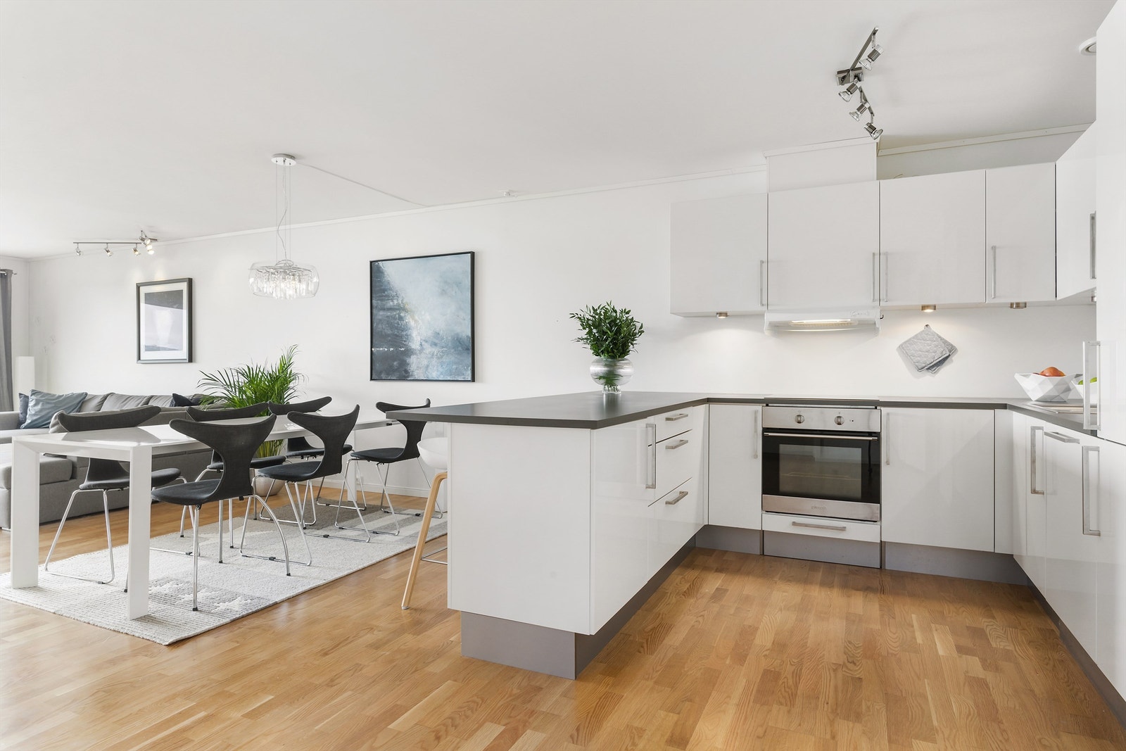 Kjøkken med praktisk kjøkkenøy mot spisestuedel Galleribilde